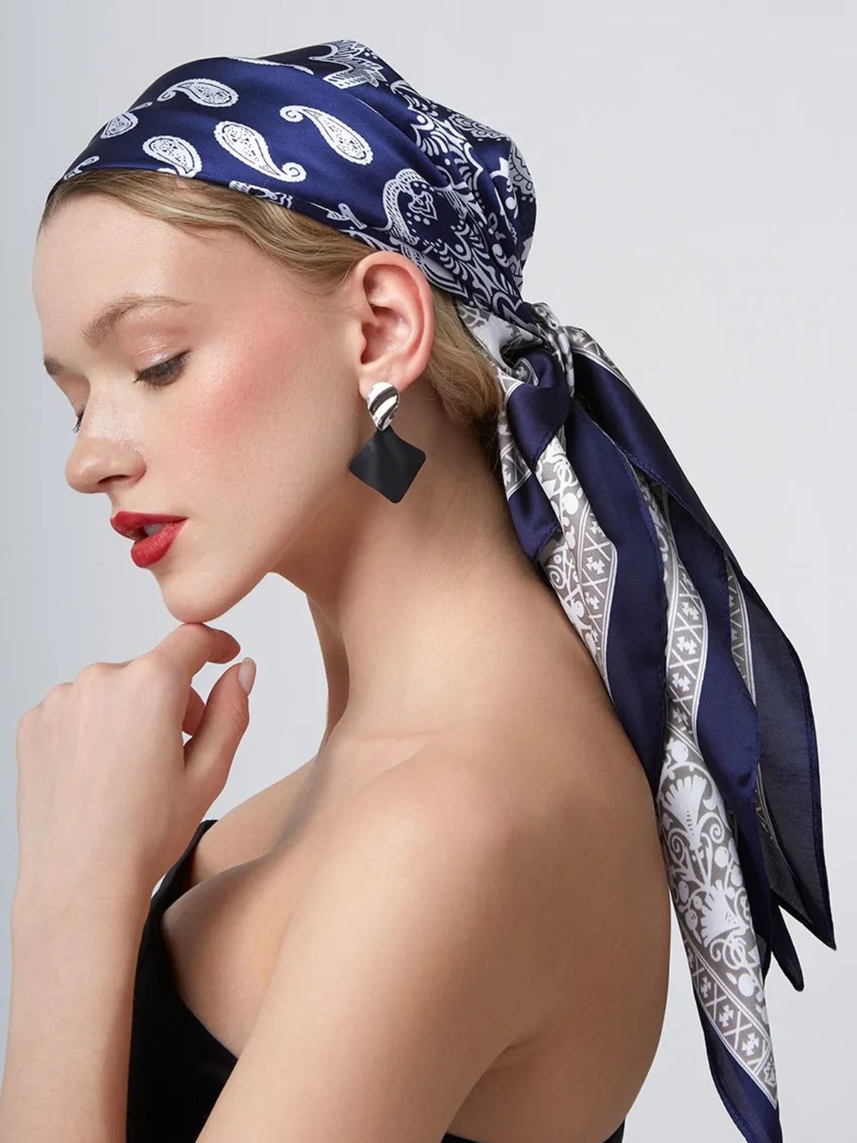 Foulard carré femme aspect soie, imprimé cachemire bleu et gris, accessoire de tête chic, tendance, foulard cheveux effet satiné, modèle Elysa - Écharpe - Bleu