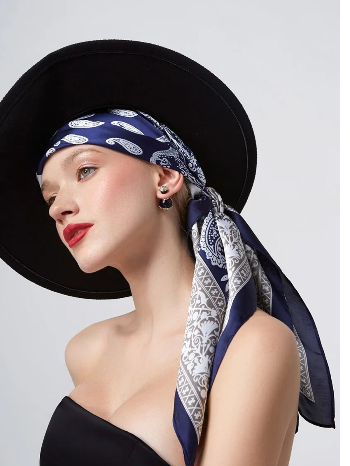 Foulard carré femme aspect soie, imprimé cachemire bleu et gris, accessoire de tête chic, tendance, foulard cheveux effet satiné, modèle Elysa - Écharpe - Bleu