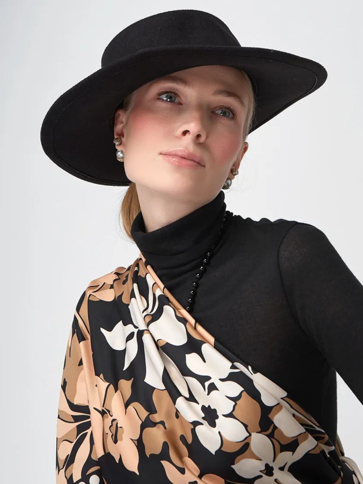 Foulard carré femme, aspect soie légère, motif floral, tons beige et noir, accessoire cheveux, châle printemps été, foulard tête élégant modèle Francesca - Écharpe - Multicolore