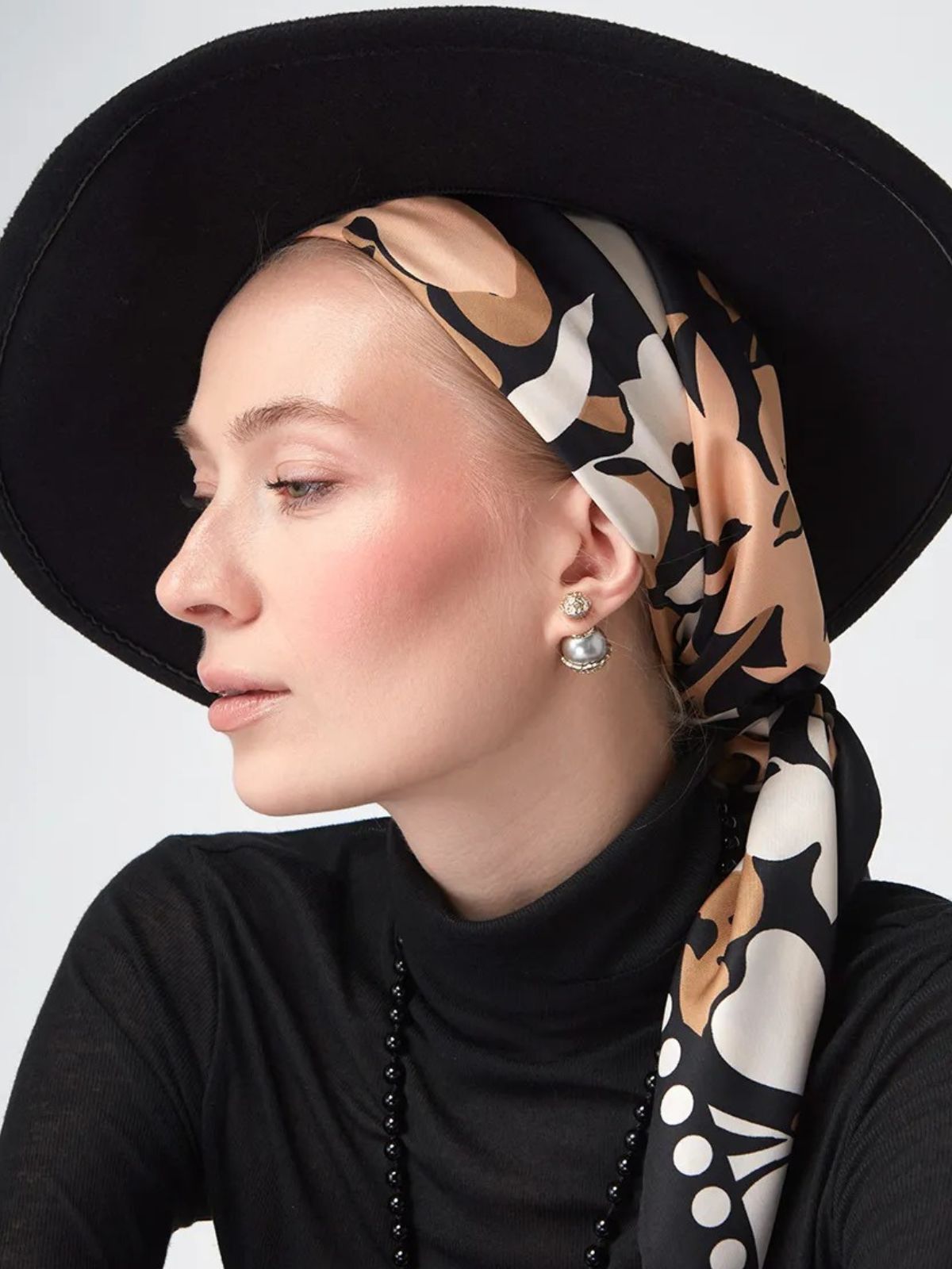 Foulard carré femme, aspect soie légère, motif floral, tons beige et noir, accessoire cheveux, châle printemps été, foulard tête élégant modèle Francesca - Écharpe - Multicolore