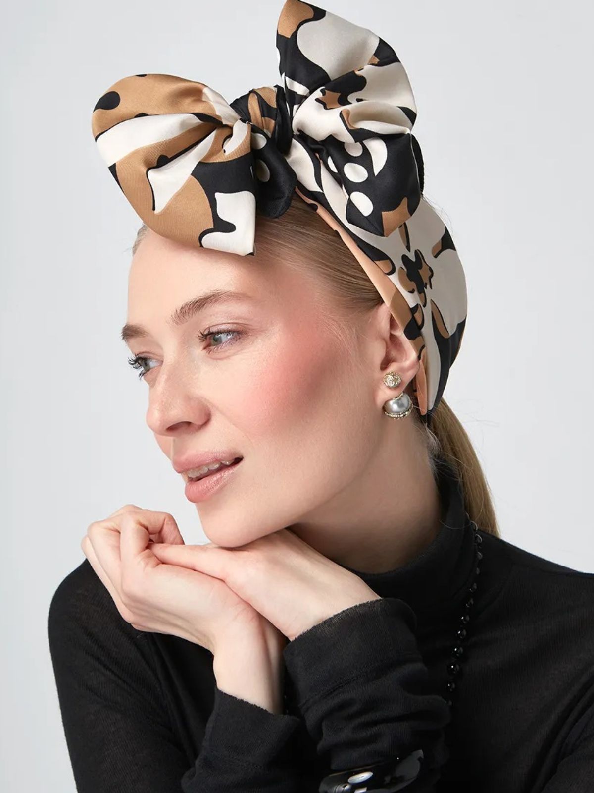 Foulard carré femme, aspect soie légère, motif floral, tons beige et noir, accessoire cheveux, châle printemps été, foulard tête élégant modèle Francesca - Écharpe - Multicolore