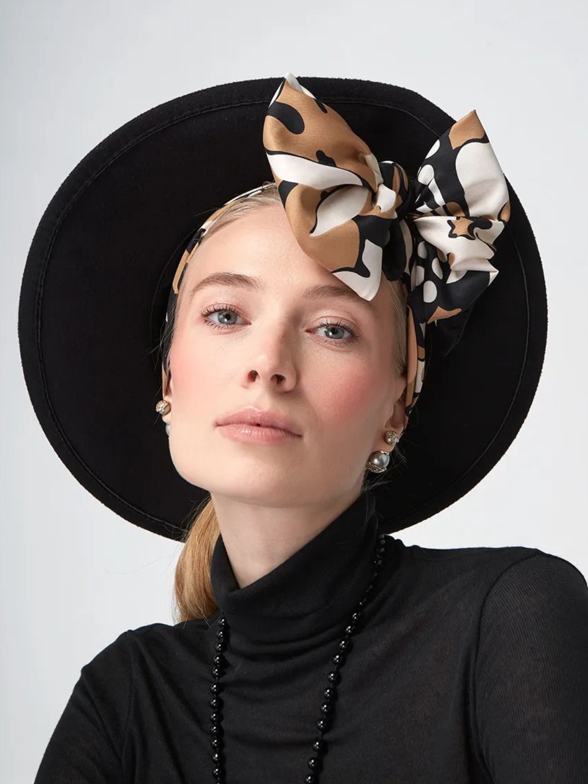 Foulard carré femme, aspect soie légère, motif floral, tons beige et noir, accessoire cheveux, châle printemps été, foulard tête élégant modèle Francesca - Écharpe - Multicolore