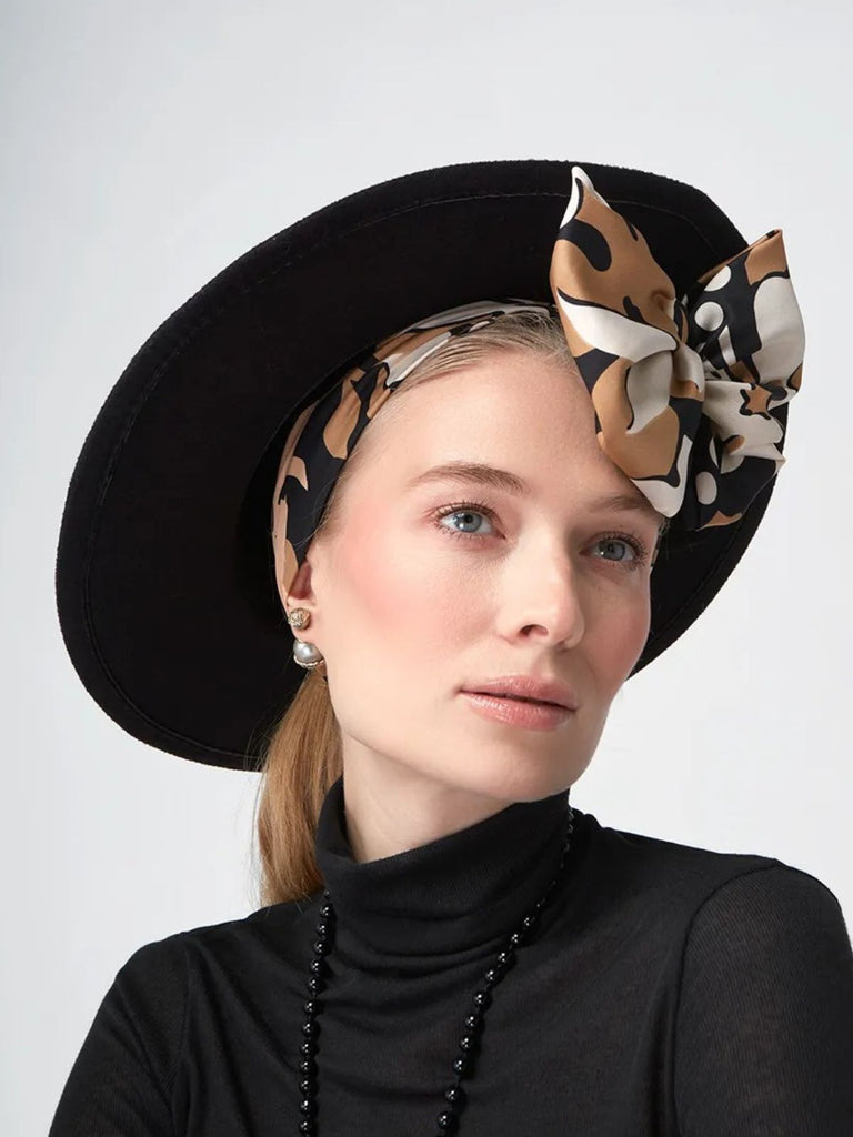 Foulard carré femme, aspect soie légère, motif floral, tons beige et noir, accessoire cheveux, châle printemps été, foulard tête élégant modèle Francesca - Écharpe - Multicolore