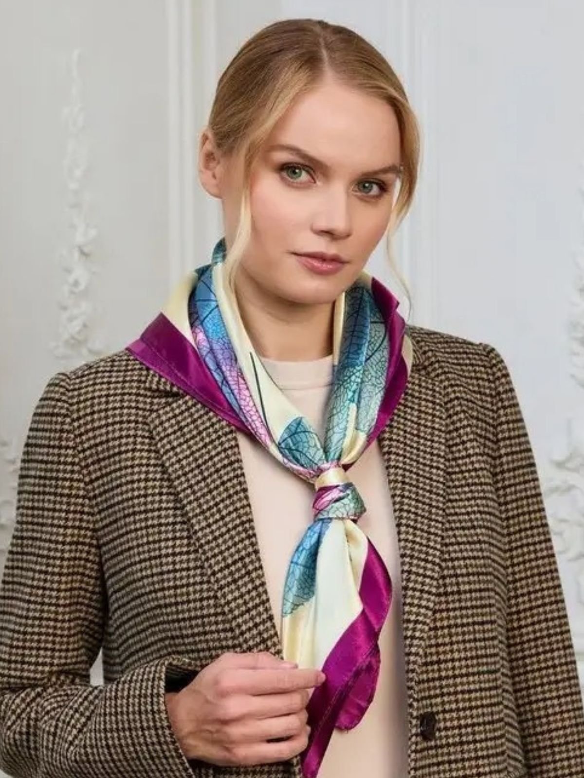 Foulard carré femme, aspect soie synthétique brillante, imprimé feuilles colorées, accessoire cheveux ou cou, 90x90 cm, look chic et fluide, modèle Xenia - Écharpe - Feuilles multicolore