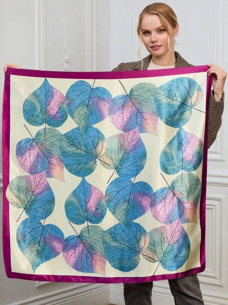 Foulard carré femme, aspect soie synthétique brillante, imprimé feuilles colorées, accessoire cheveux ou cou, 90x90 cm, look chic et fluide, modèle Xenia - Écharpe - Feuilles multicolore