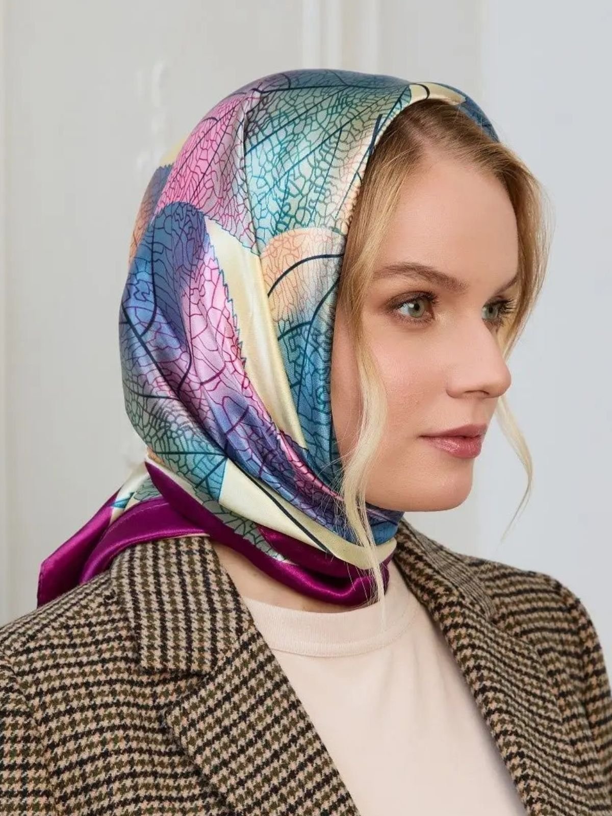Foulard carré femme, aspect soie synthétique brillante, imprimé feuilles colorées, accessoire cheveux ou cou, 90x90 cm, look chic et fluide, modèle Xenia - Écharpe - Feuilles multicolore