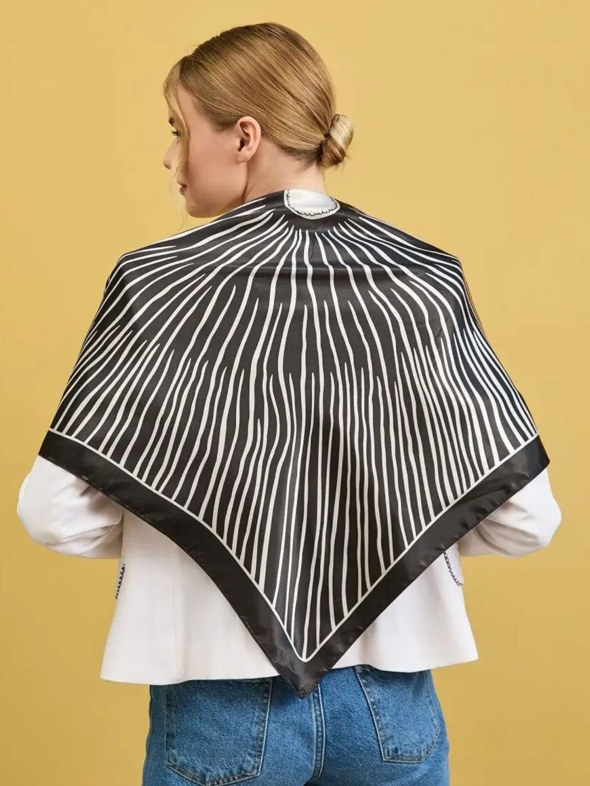 Foulard carré femme effet satiné noir blanc, foulard imprimé graphique chic, accessoire cheveux ou cou, foulard 90x90 cm en soie synthétique, foulard carré polyvalent, modèle Davinah - Écharpe - Noir