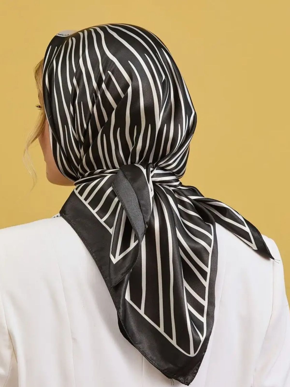 Foulard carré femme effet satiné noir blanc, foulard imprimé graphique chic, accessoire cheveux ou cou, foulard 90x90 cm en soie synthétique, foulard carré polyvalent, modèle Davinah - Écharpe - Noir