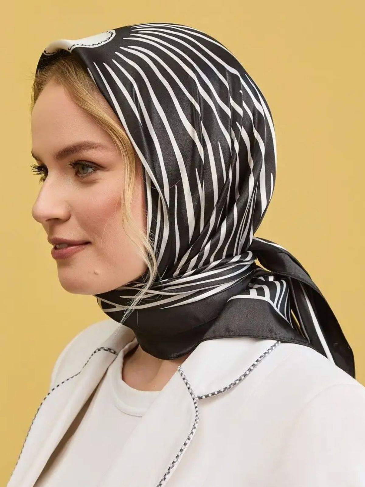 Foulard carré femme effet satiné noir blanc, foulard imprimé graphique chic, accessoire cheveux ou cou, foulard 90x90 cm en soie synthétique, foulard carré polyvalent, modèle Davinah - Écharpe - Noir
