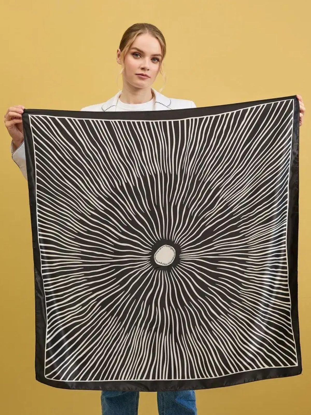 Foulard carré femme effet satiné noir blanc, foulard imprimé graphique chic, accessoire cheveux ou cou, foulard 90x90 cm en soie synthétique, foulard carré polyvalent, modèle Davinah - Écharpe - Noir