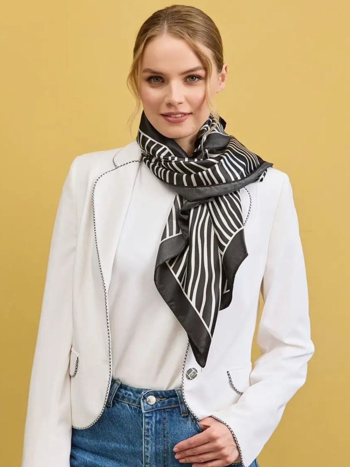 Foulard carré femme effet satiné noir blanc, foulard imprimé graphique chic, accessoire cheveux ou cou, foulard 90x90 cm en soie synthétique, foulard carré polyvalent, modèle Davinah - Écharpe - Noir