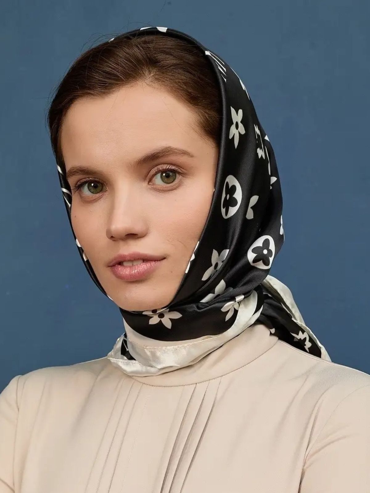 Foulard carré femme en aspect soie noir, imprimé floral blanc, accessoire chic, foulard de tête ou de cou, soie artificielle, 90x90 cm, finition brillante, modèle Maniah - Écharpe - Noir et blanc