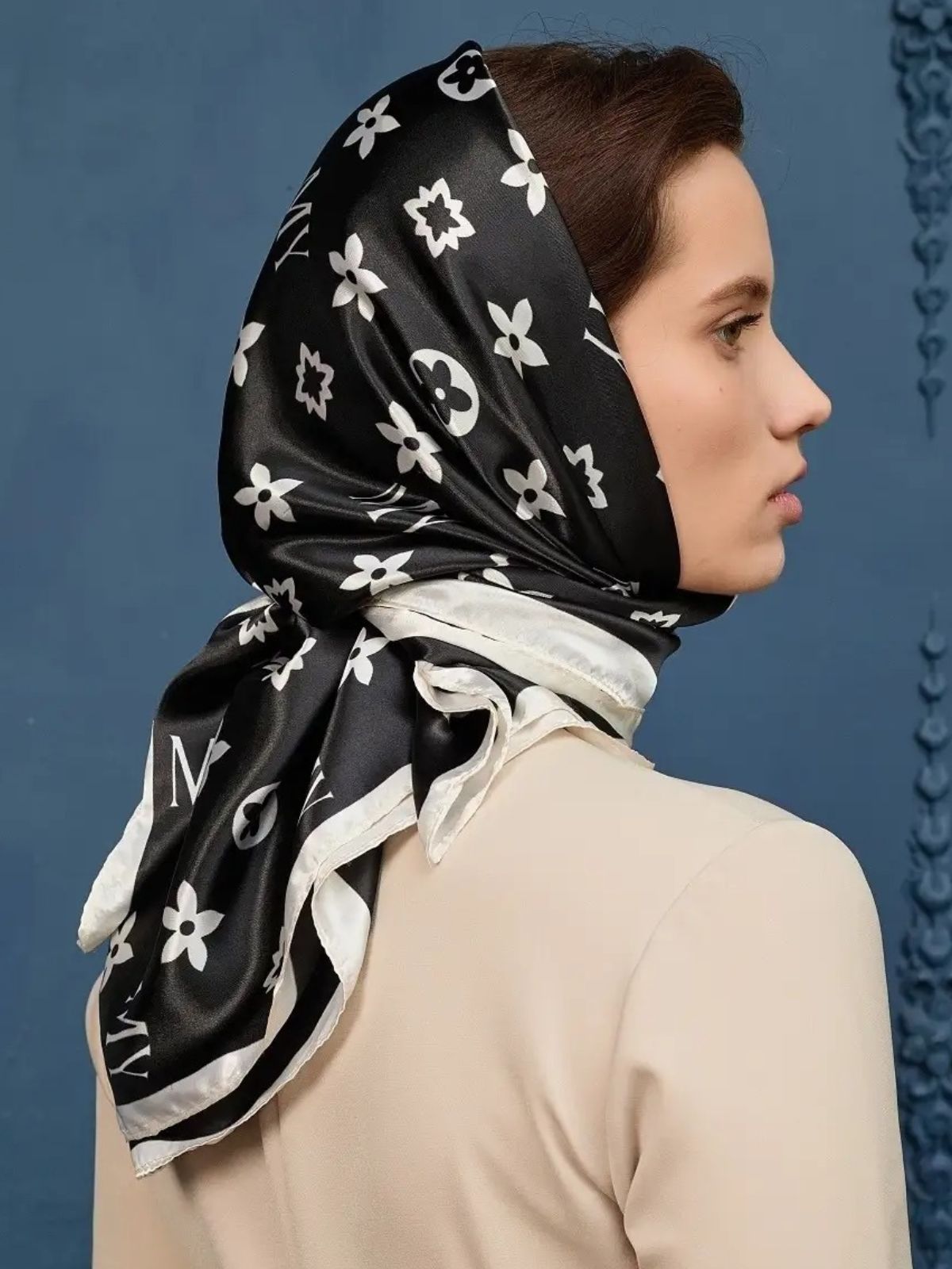 Foulard carré femme en aspect soie noir, imprimé floral blanc, accessoire chic, foulard de tête ou de cou, soie artificielle, 90x90 cm, finition brillante, modèle Maniah - Écharpe - Noir et blanc