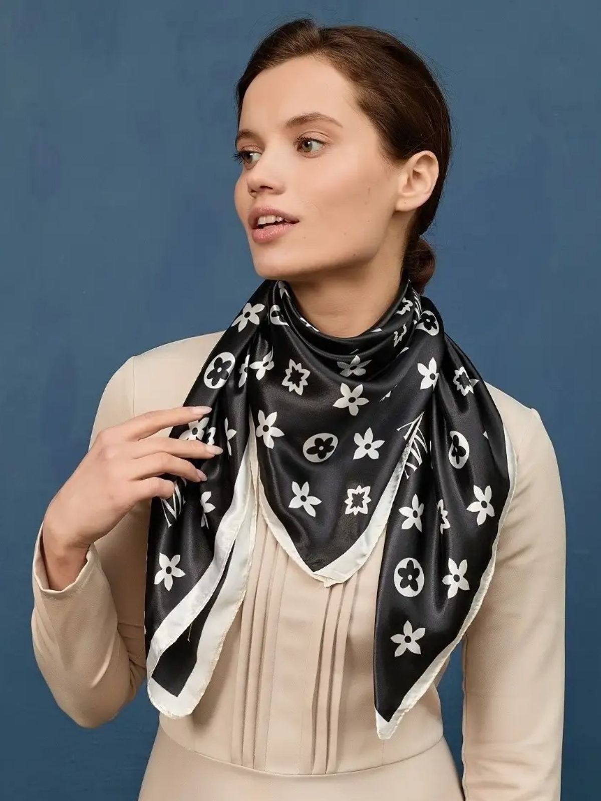 Foulard carré femme en aspect soie noir, imprimé floral blanc, accessoire chic, foulard de tête ou de cou, soie artificielle, 90x90 cm, finition brillante, modèle Maniah - Écharpe - Noir et blanc
