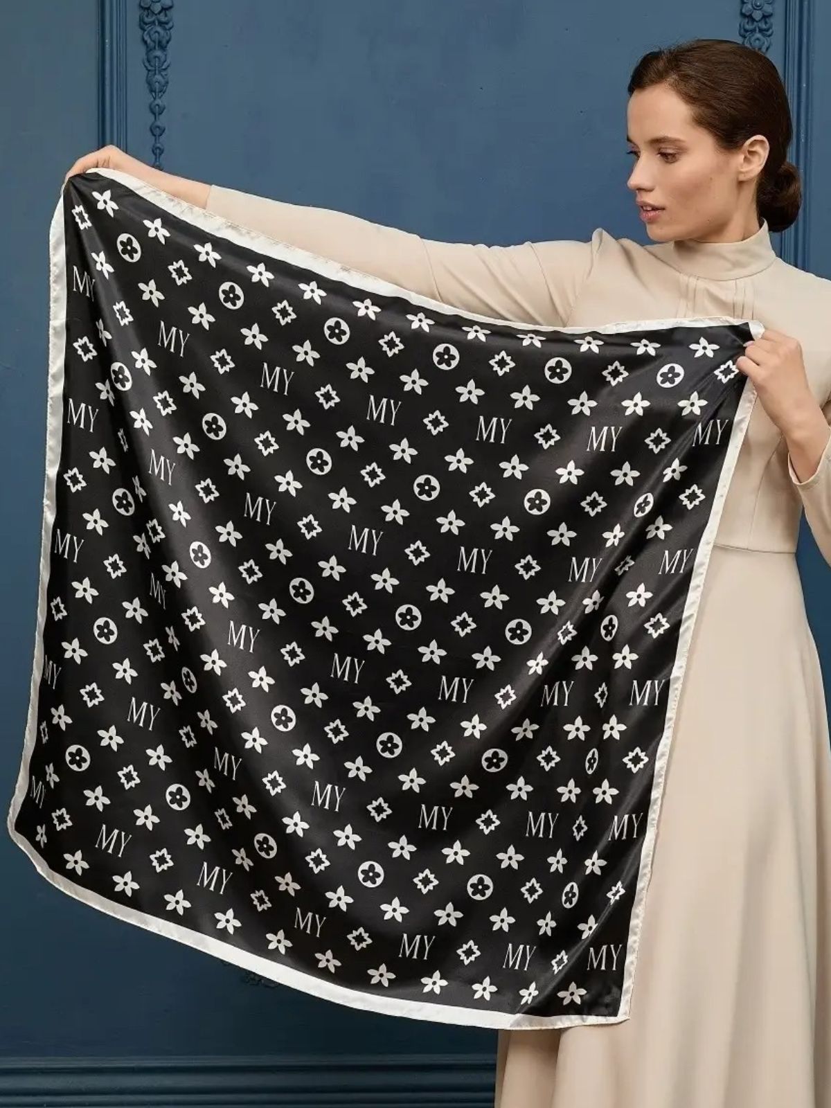 Foulard carré femme en aspect soie noir, imprimé floral blanc, accessoire chic, foulard de tête ou de cou, soie artificielle, 90x90 cm, finition brillante, modèle Maniah - Écharpe - Noir et blanc