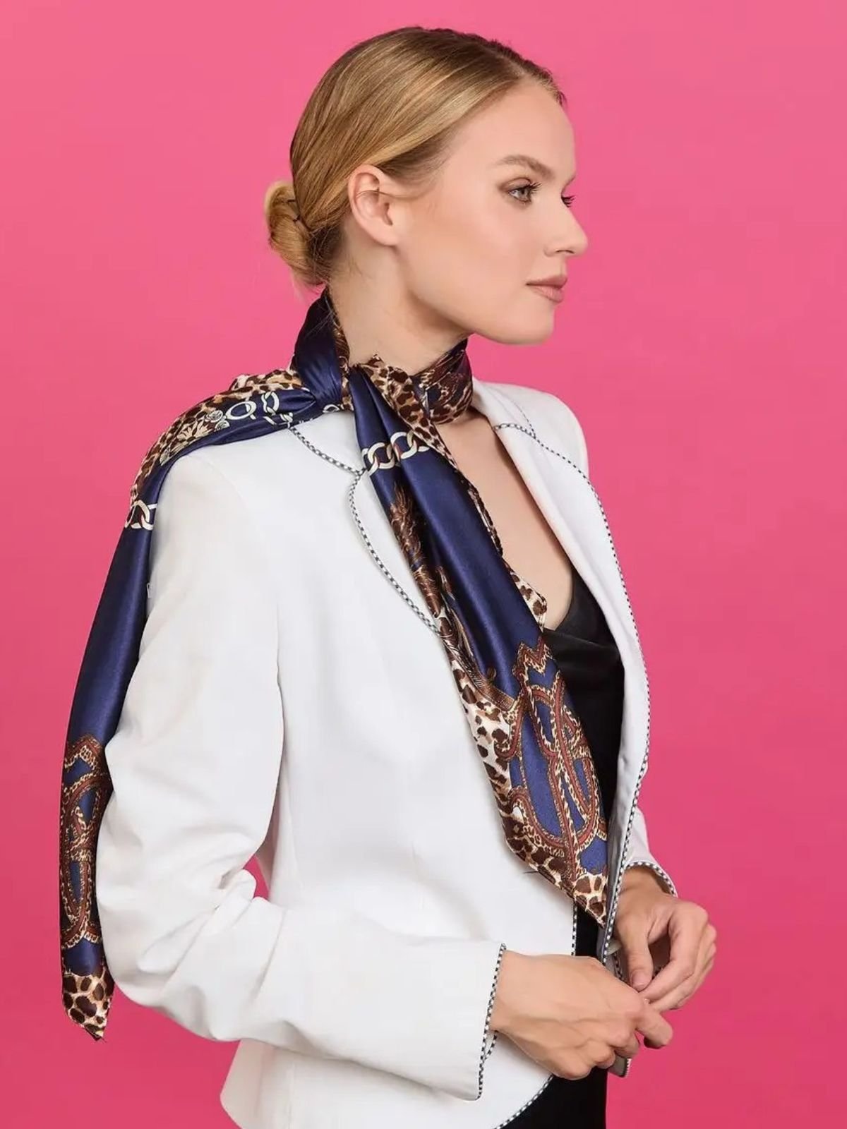 Foulard carré femme, foulard léopard bleu marine, accessoire mode imprimé chaîne, aspect soie satinée polyester, foulard cheveux sac cou, idée cadeau chic femme, modèle Kathina - Écharpe - Bleu marine