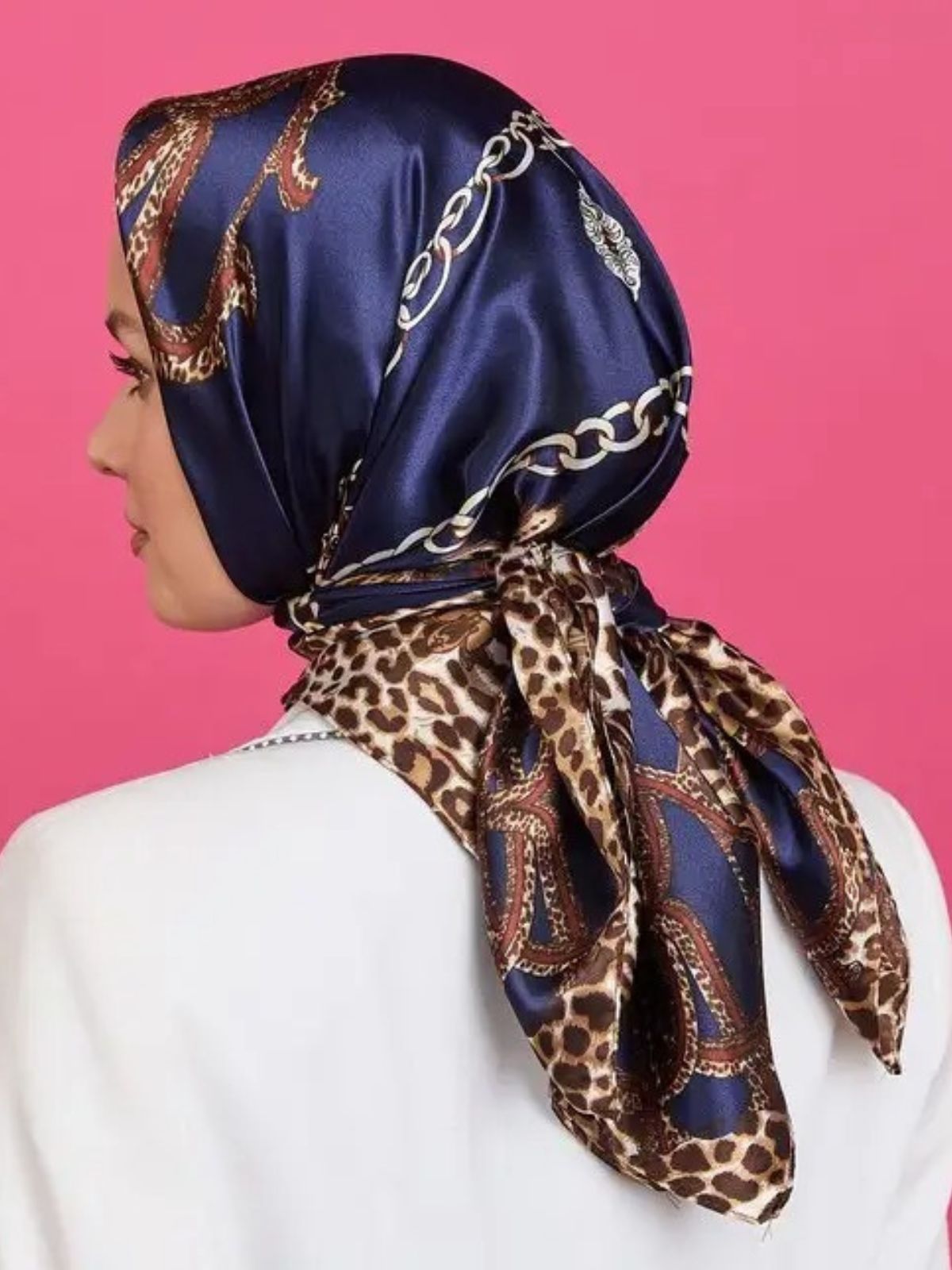Foulard carré femme, foulard léopard bleu marine, accessoire mode imprimé chaîne, aspect soie satinée polyester, foulard cheveux sac cou, idée cadeau chic femme, modèle Kathina - Écharpe - Bleu marine