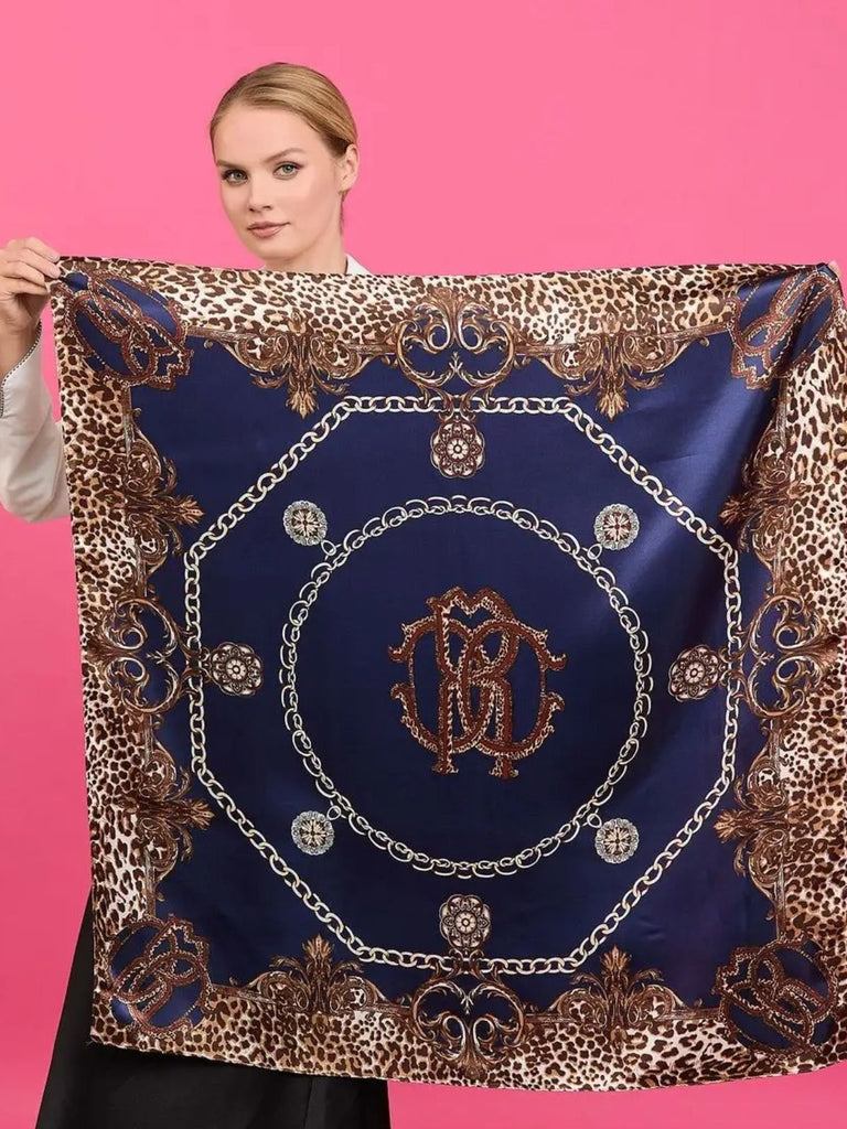 Foulard carré femme, foulard léopard bleu marine, accessoire mode imprimé chaîne, aspect soie satinée polyester, foulard cheveux sac cou, idée cadeau chic femme, modèle Kathina - Écharpe - Bleu marine