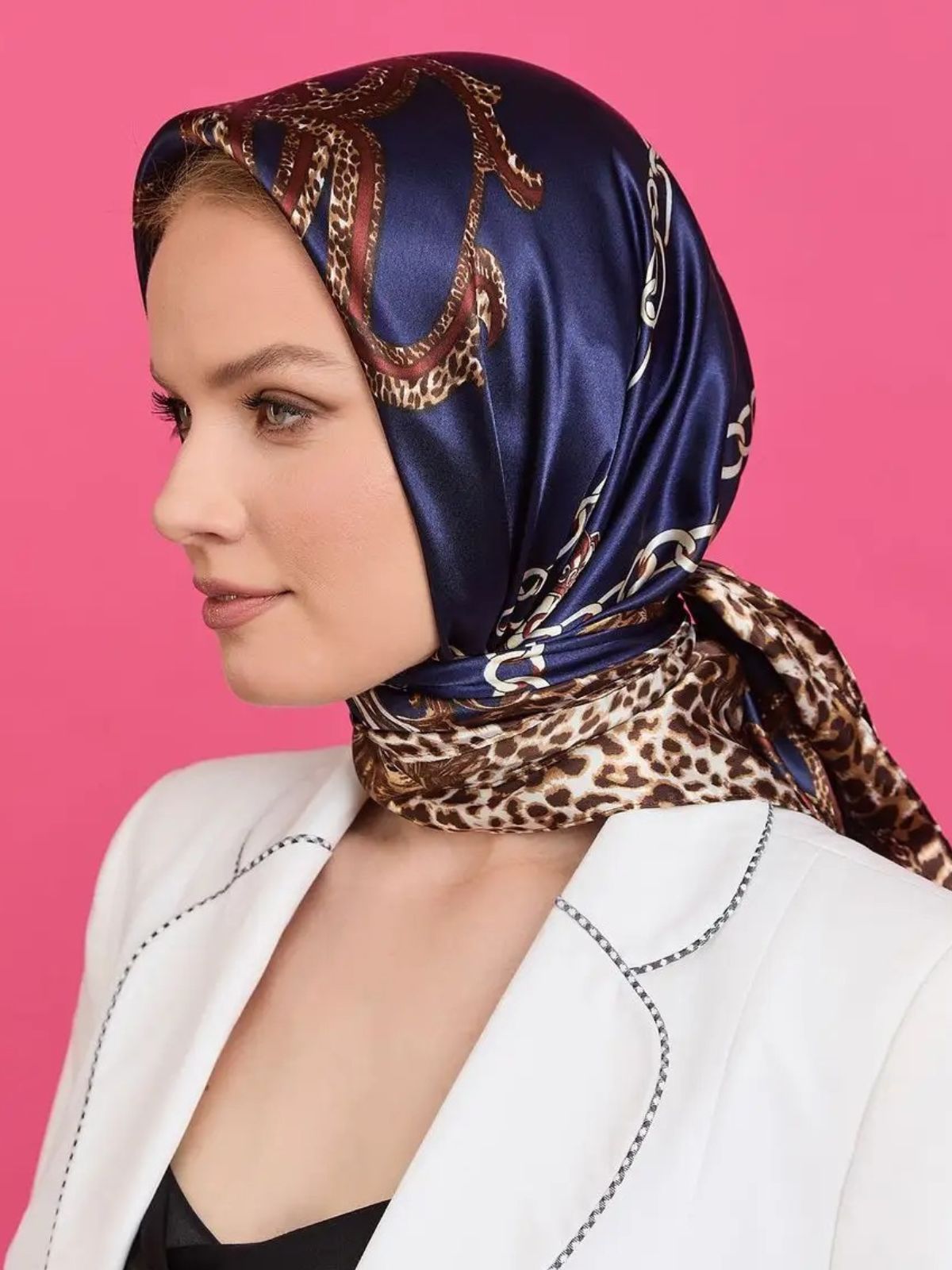 Foulard carré femme, foulard léopard bleu marine, accessoire mode imprimé chaîne, aspect soie satinée polyester, foulard cheveux sac cou, idée cadeau chic femme, modèle Kathina - Écharpe - Bleu marine