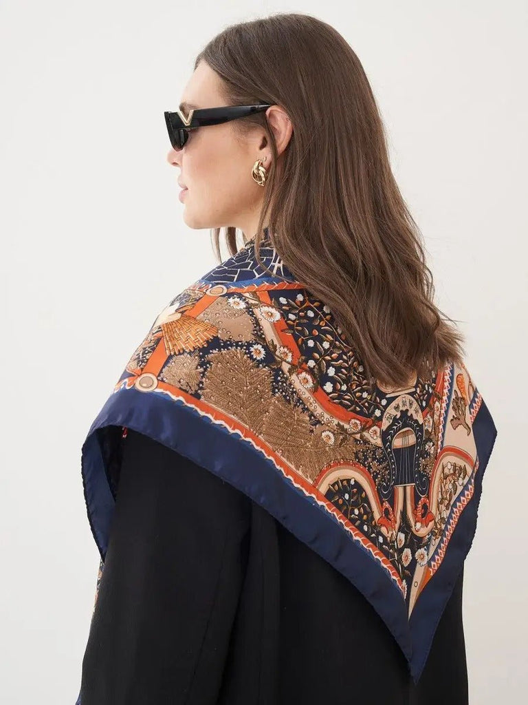 Foulard carré femme, imprimé arbre de vie, bleu nuit et doré, foulard léger en imitation satin, accessoire cheveux ou cou, grand foulard 90x90, style poétique animalier, modèle Aria - Écharpe - Multicolore