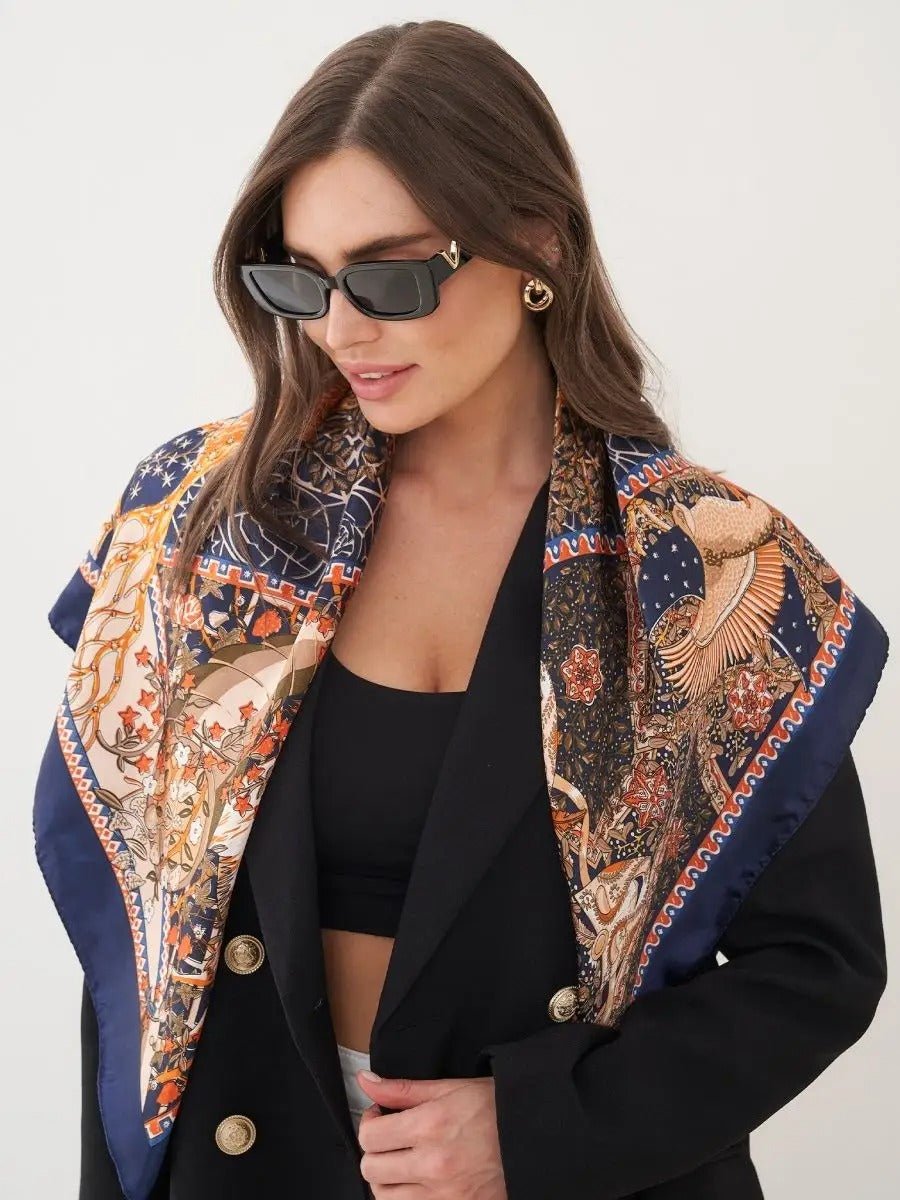 Foulard carré femme, imprimé arbre de vie, bleu nuit et doré, foulard léger en imitation satin, accessoire cheveux ou cou, grand foulard 90x90, style poétique animalier, modèle Aria - Écharpe - Multicolore