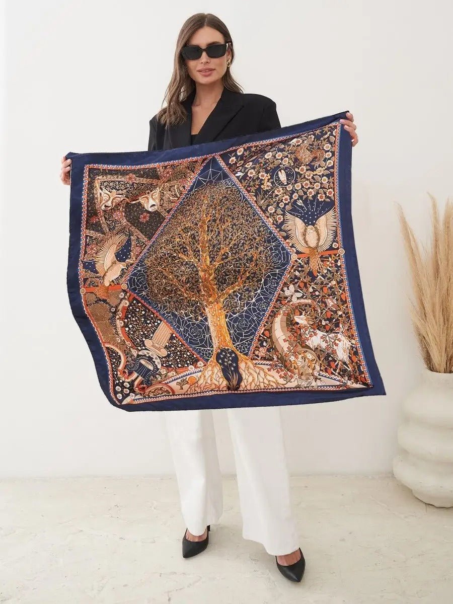 Foulard carré femme, imprimé arbre de vie, bleu nuit et doré, foulard léger en imitation satin, accessoire cheveux ou cou, grand foulard 90x90, style poétique animalier, modèle Aria - Écharpe - Multicolore