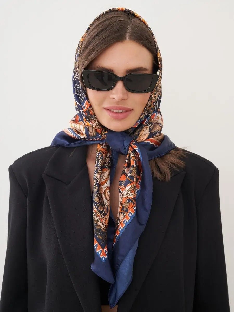 Foulard carré femme, imprimé arbre de vie, bleu nuit et doré, foulard léger en imitation satin, accessoire cheveux ou cou, grand foulard 90x90, style poétique animalier, modèle Aria - Écharpe - Multicolore