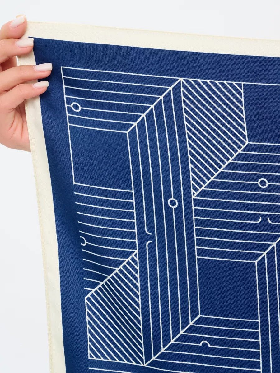 Foulard carré femme, soie synthétique douce, imprimé géométrique moderne, grande écharpe 90x90 cm, accessoires tête et cou, style chic urbain, modèle Albane - Écharpe - Bleu