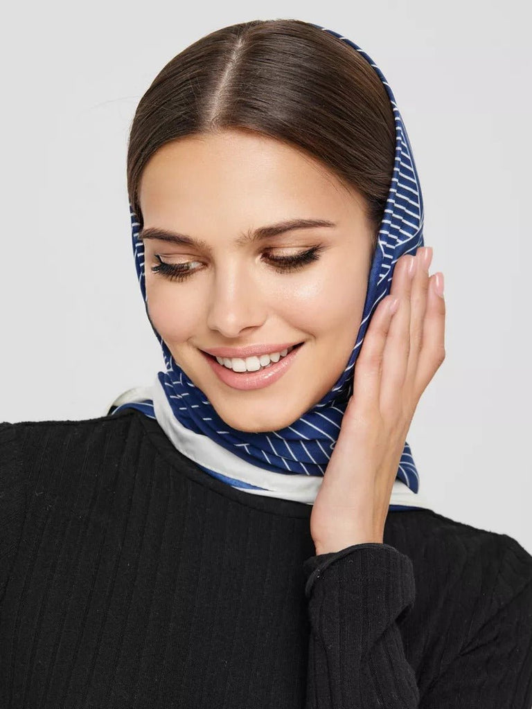 Foulard carré femme, soie synthétique douce, imprimé géométrique moderne, grande écharpe 90x90 cm, accessoires tête et cou, style chic urbain, modèle Albane - Écharpe - Bleu