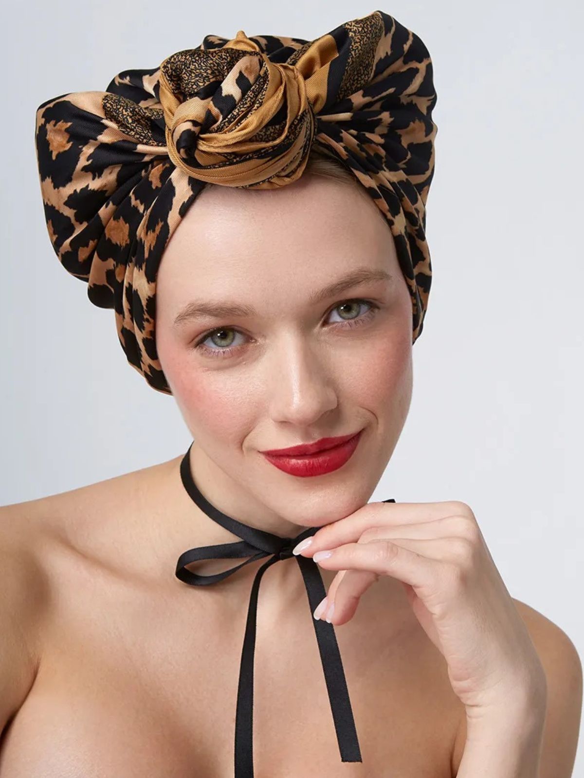 Foulard carré femme, soyeux et doux, imprimé léopard chic, tons sable et noir, accessoire de tête ou de cou, foulard printemps été, modèle Rosie - Écharpe - Marron