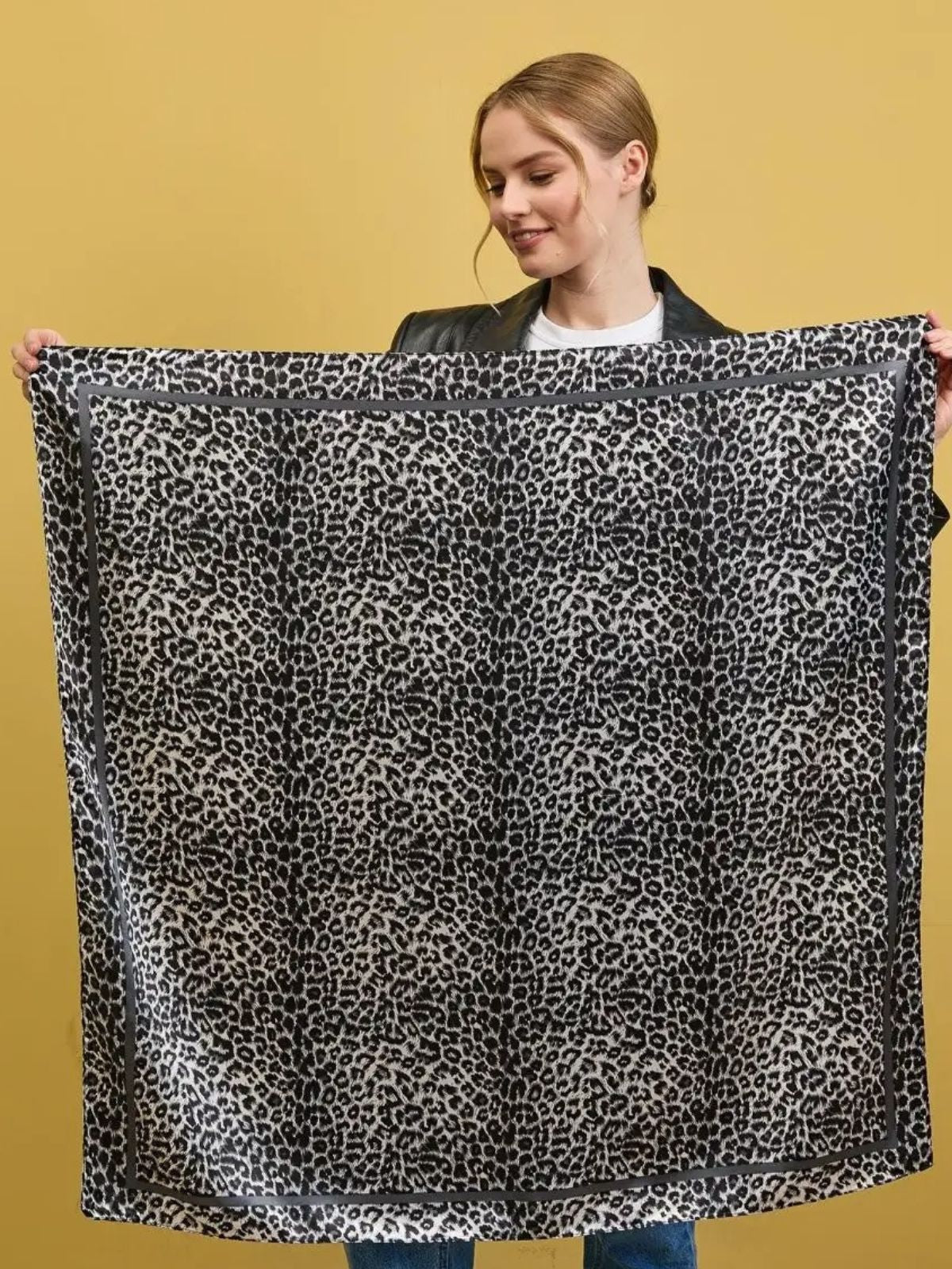Foulard carré léopard, aspect soie noir et blanc, accessoire cheveux imprimé animal, foulard en satin polyester, carré mode femme, modèle Rebekah - Écharpe - Noir et Blanc