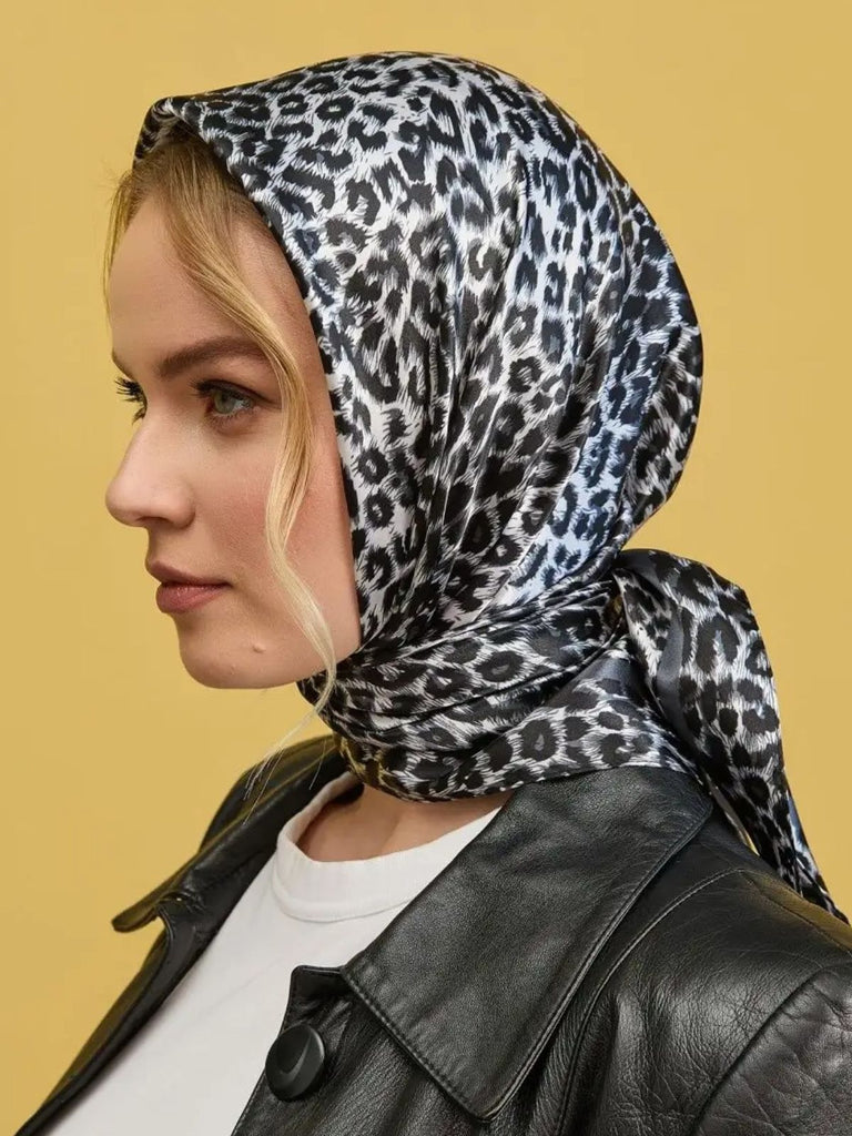 Foulard carré léopard, aspect soie noir et blanc, accessoire cheveux imprimé animal, foulard en satin polyester, carré mode femme, modèle Rebekah - Écharpe - Noir et Blanc