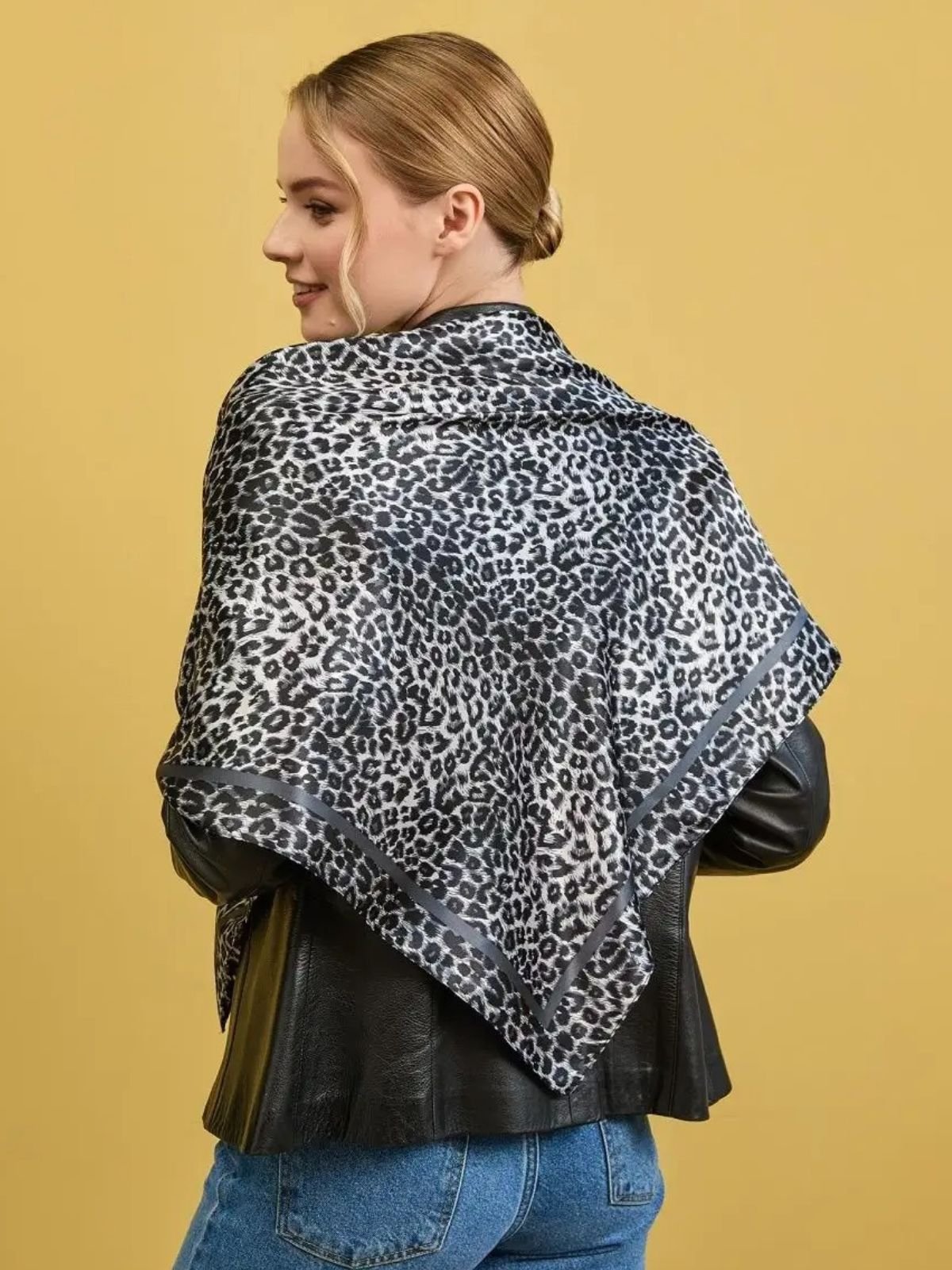 Foulard carré léopard, aspect soie noir et blanc, accessoire cheveux imprimé animal, foulard en satin polyester, carré mode femme, modèle Rebekah - Écharpe - Noir et Blanc