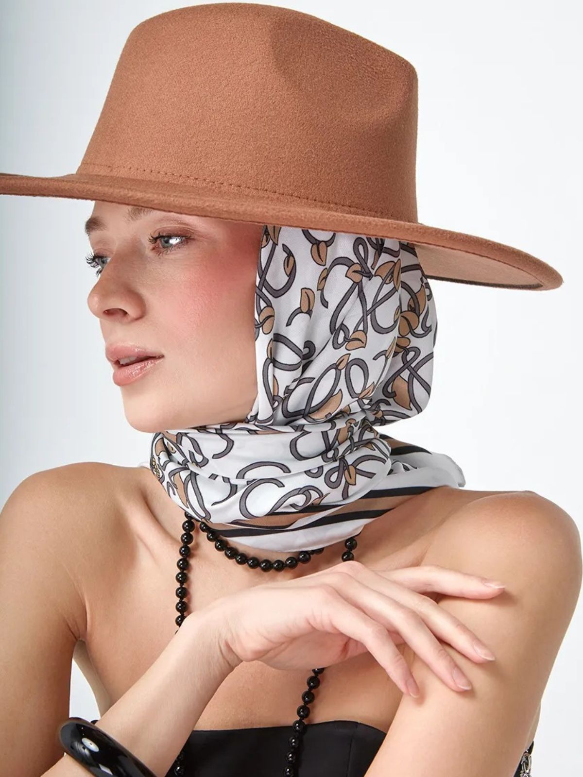 Foulard carré soyeux femme, motif graphique beige et noir, accessoire cheveux ou cou, multifonction doux et fluide, carré 90x90cm pour tenues chic, modèle Lorane - Écharpe - Beige