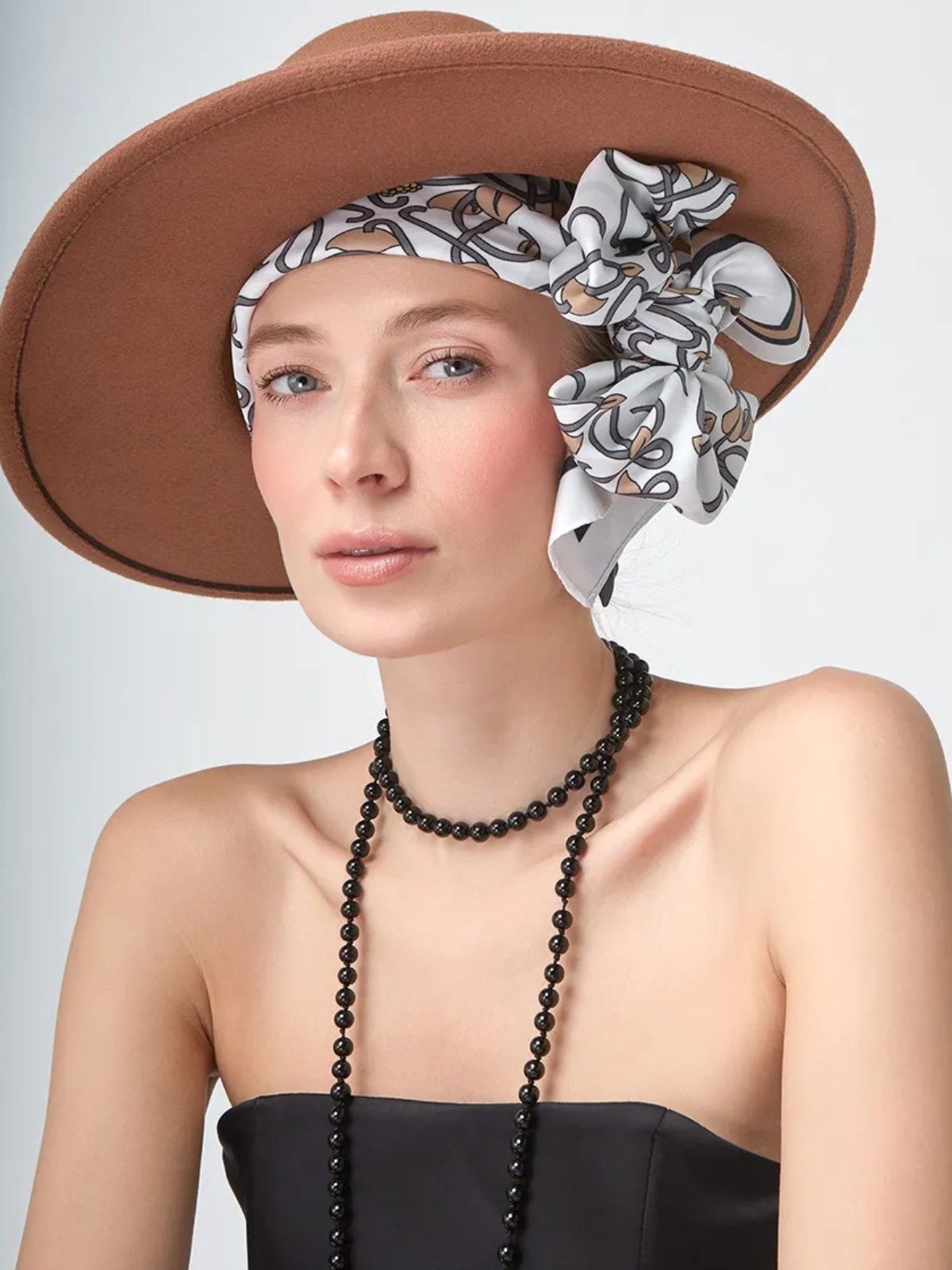 Foulard carré soyeux femme, motif graphique beige et noir, accessoire cheveux ou cou, multifonction doux et fluide, carré 90x90cm pour tenues chic, modèle Lorane - Écharpe - Beige