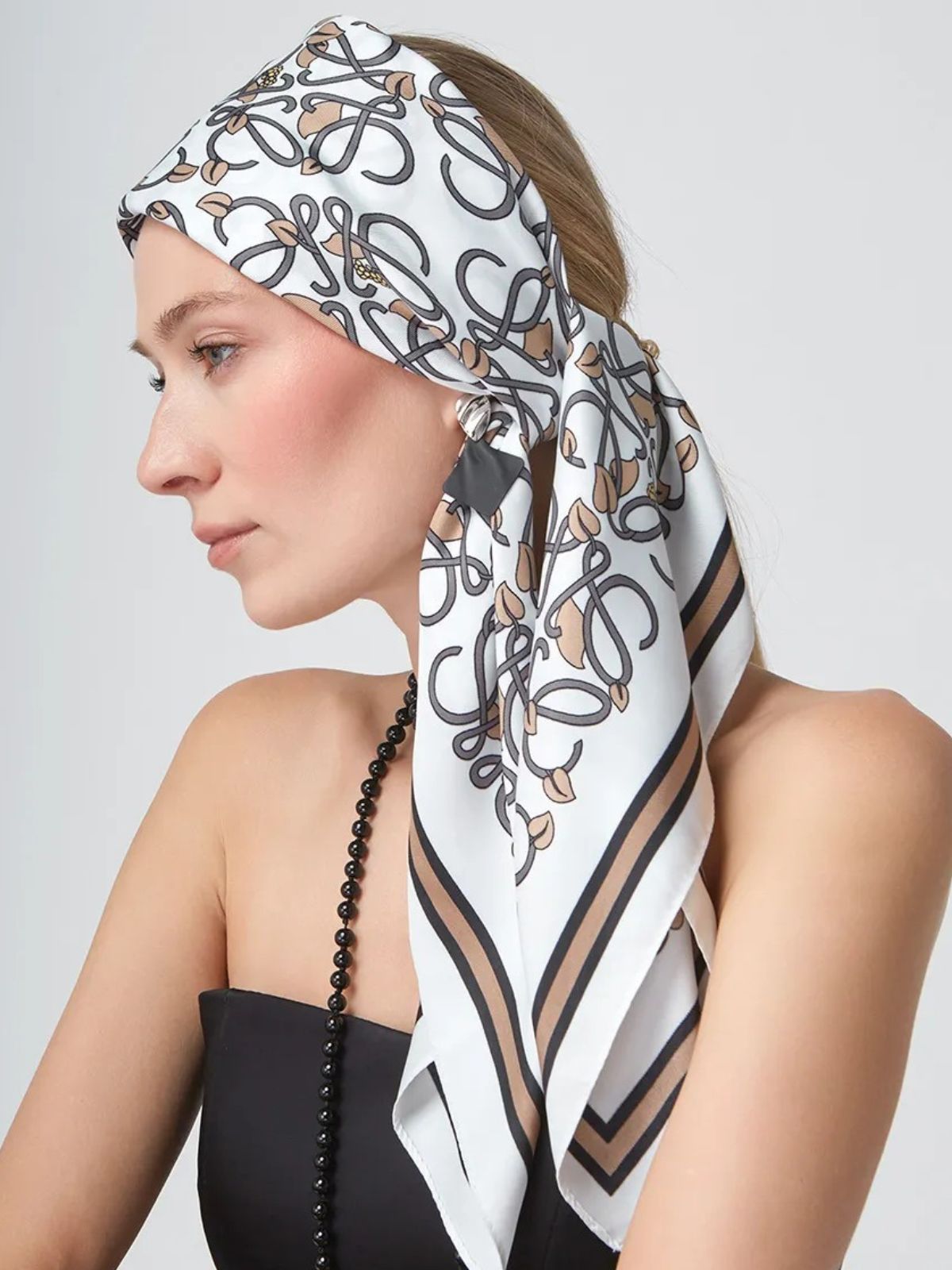 Foulard carré soyeux femme, motif graphique beige et noir, accessoire cheveux ou cou, multifonction doux et fluide, carré 90x90cm pour tenues chic, modèle Lorane - Écharpe - Beige
