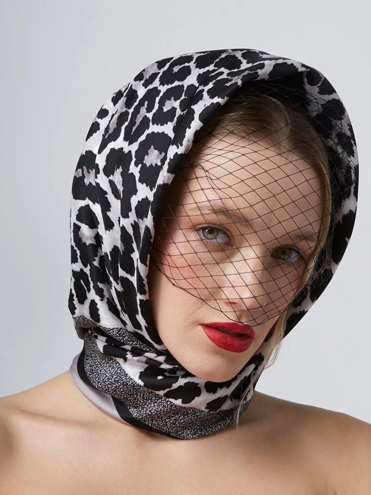 Foulard carré soyeux, imprimé léopard noir et gris, foulard 90x90 cm, accessoire femme printemps été, écharpe légère cou tête épaules, modèle Giselle - Écharpe - Noir