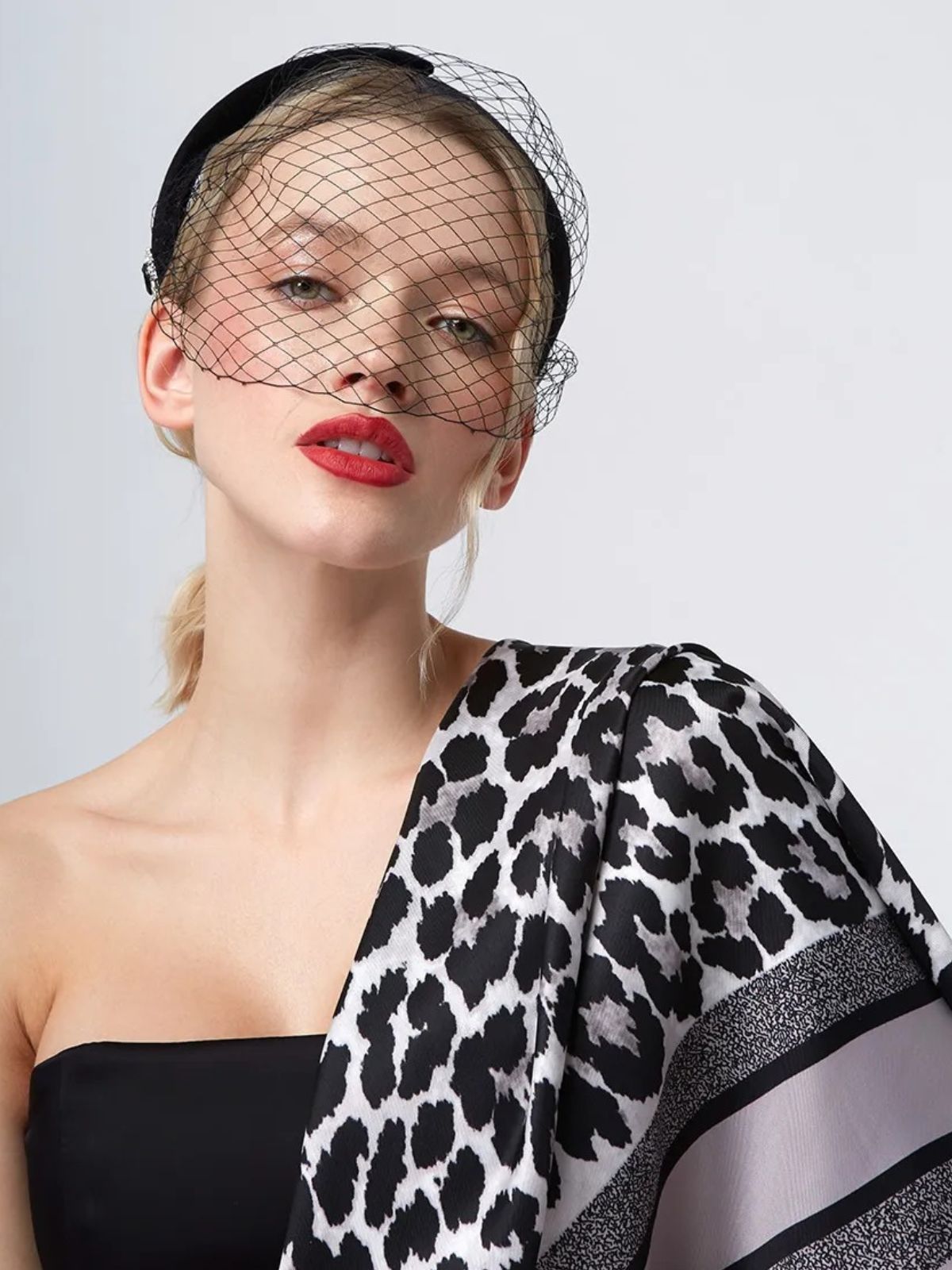 Foulard carré soyeux, imprimé léopard noir et gris, foulard 90x90 cm, accessoire femme printemps été, écharpe légère cou tête épaules, modèle Giselle - Écharpe - Noir