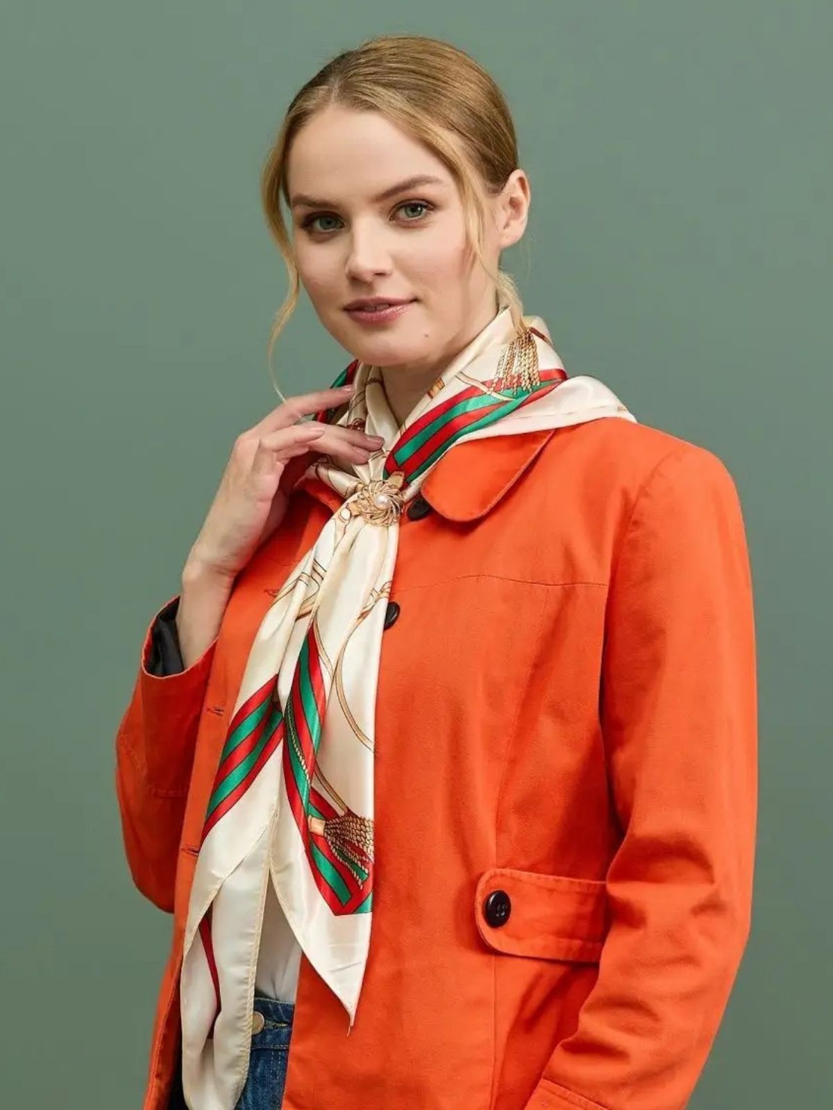 Foulard effet satiné imprimé, accessoire féminin 90x90 cm, foulard tête ou cou, motif équestre chic, carré soyeux pour cheveux ou sac, modèle Dorah - Écharpe - Beige