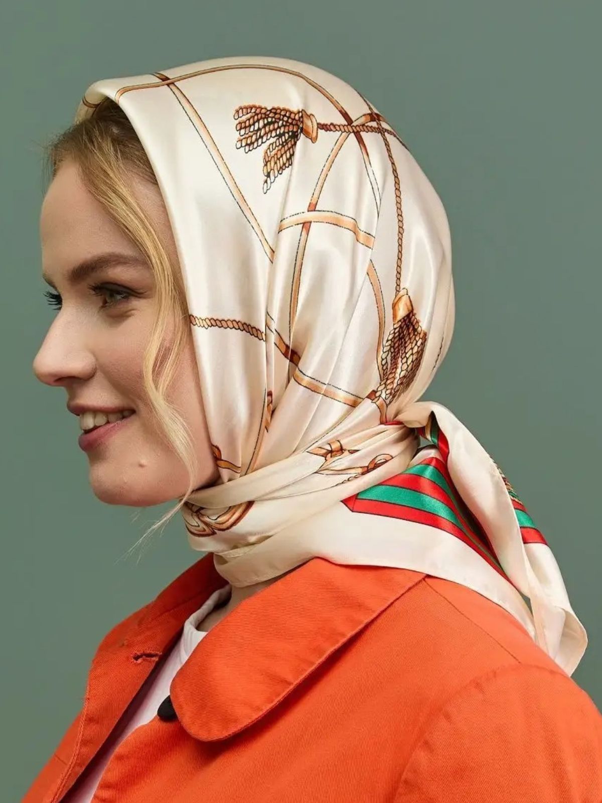Foulard effet satiné imprimé, accessoire féminin 90x90 cm, foulard tête ou cou, motif équestre chic, carré soyeux pour cheveux ou sac, modèle Dorah - Écharpe - Beige