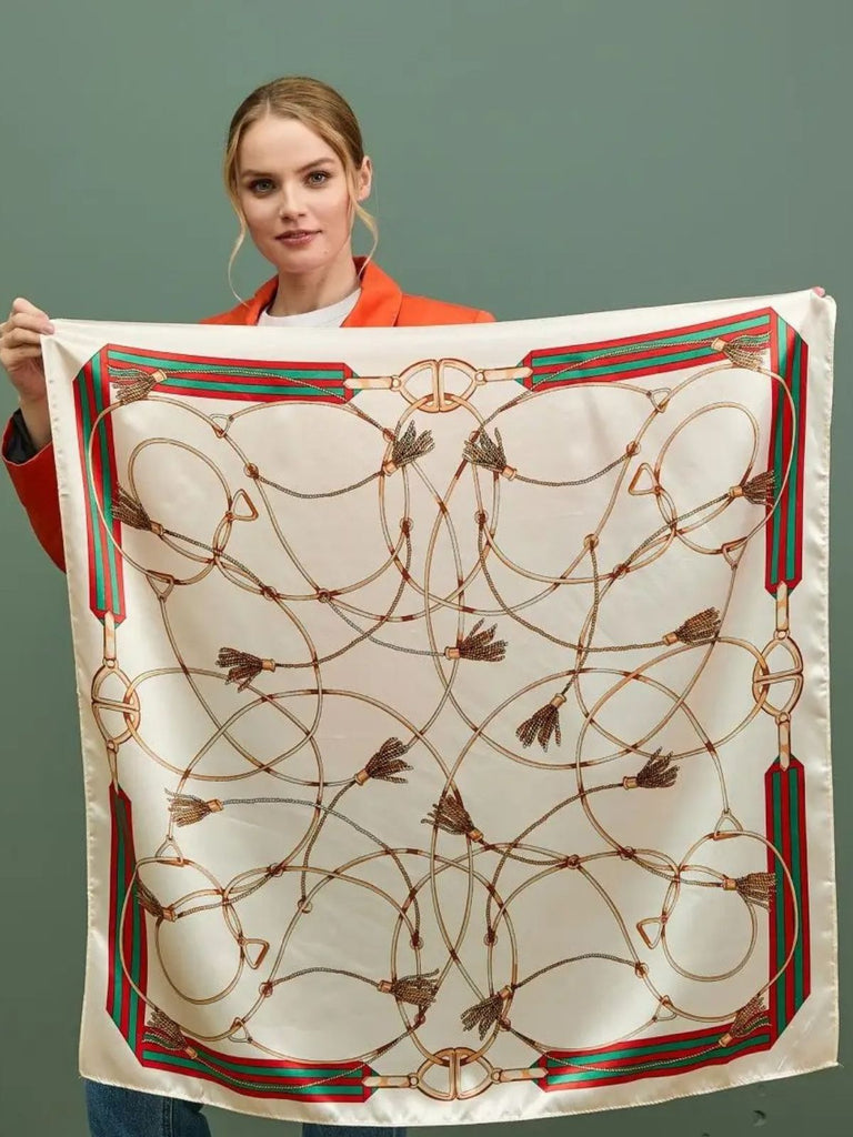 Foulard effet satiné imprimé, accessoire féminin 90x90 cm, foulard tête ou cou, motif équestre chic, carré soyeux pour cheveux ou sac, modèle Dorah - Écharpe - Beige