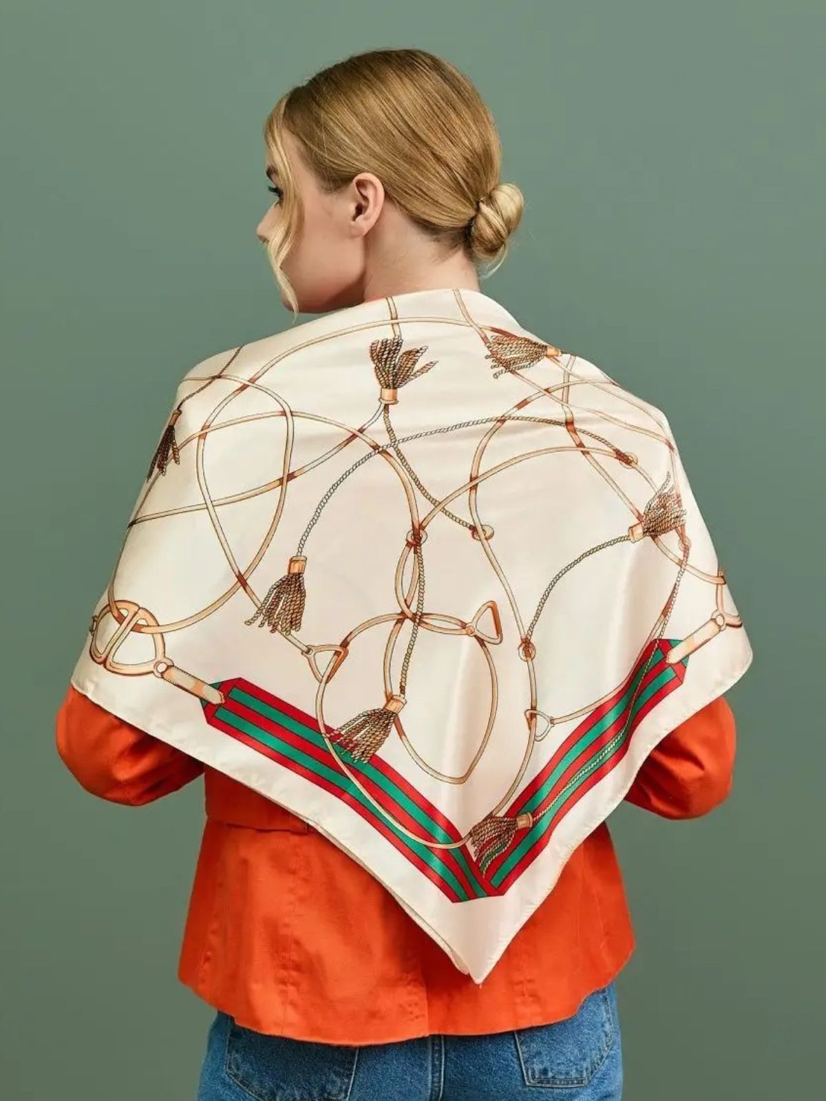 Foulard effet satiné imprimé, accessoire féminin 90x90 cm, foulard tête ou cou, motif équestre chic, carré soyeux pour cheveux ou sac, modèle Dorah - Écharpe - Beige