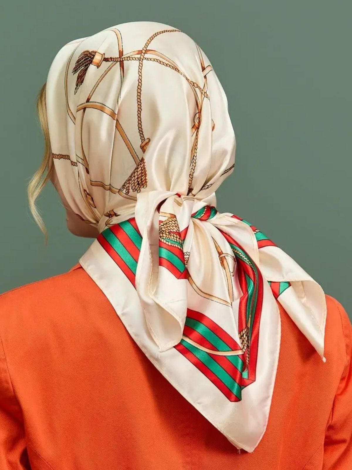 Foulard effet satiné imprimé, accessoire féminin 90x90 cm, foulard tête ou cou, motif équestre chic, carré soyeux pour cheveux ou sac, modèle Dorah - Écharpe - Beige