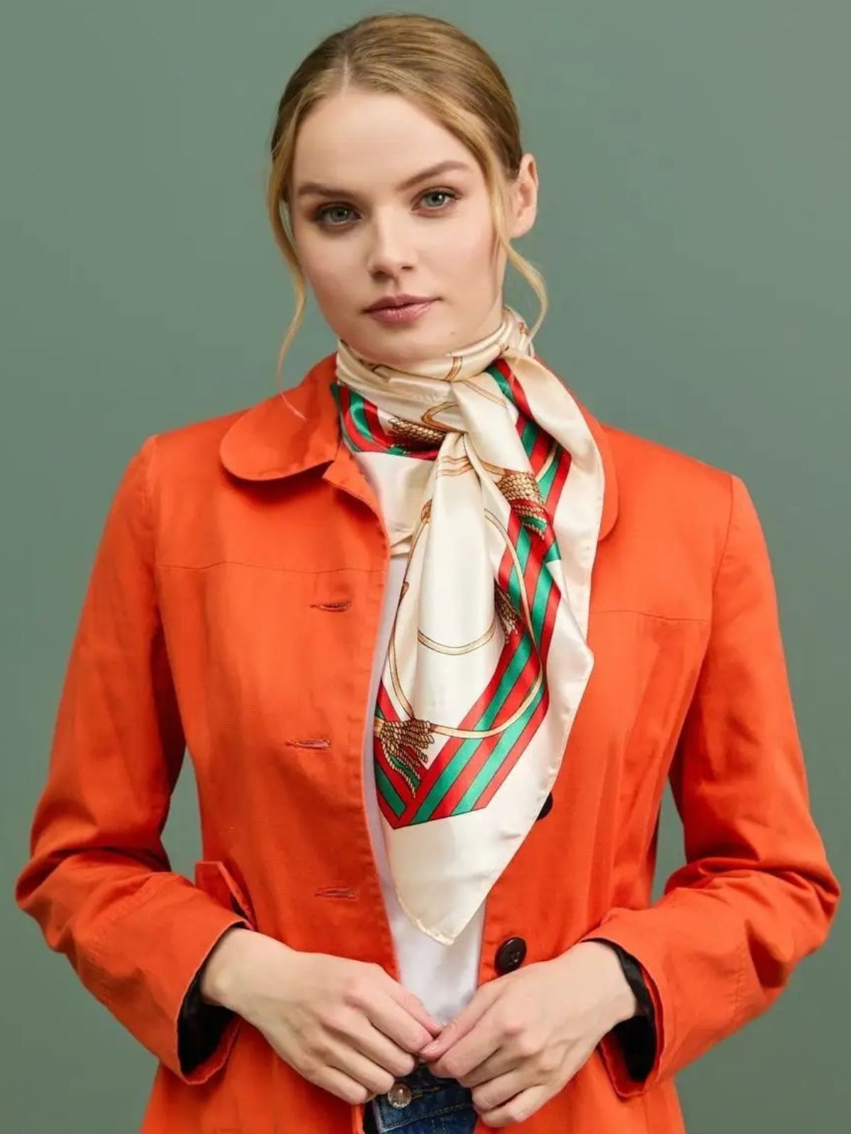 Foulard effet satiné imprimé, accessoire féminin 90x90 cm, foulard tête ou cou, motif équestre chic, carré soyeux pour cheveux ou sac, modèle Dorah - Écharpe - Beige
