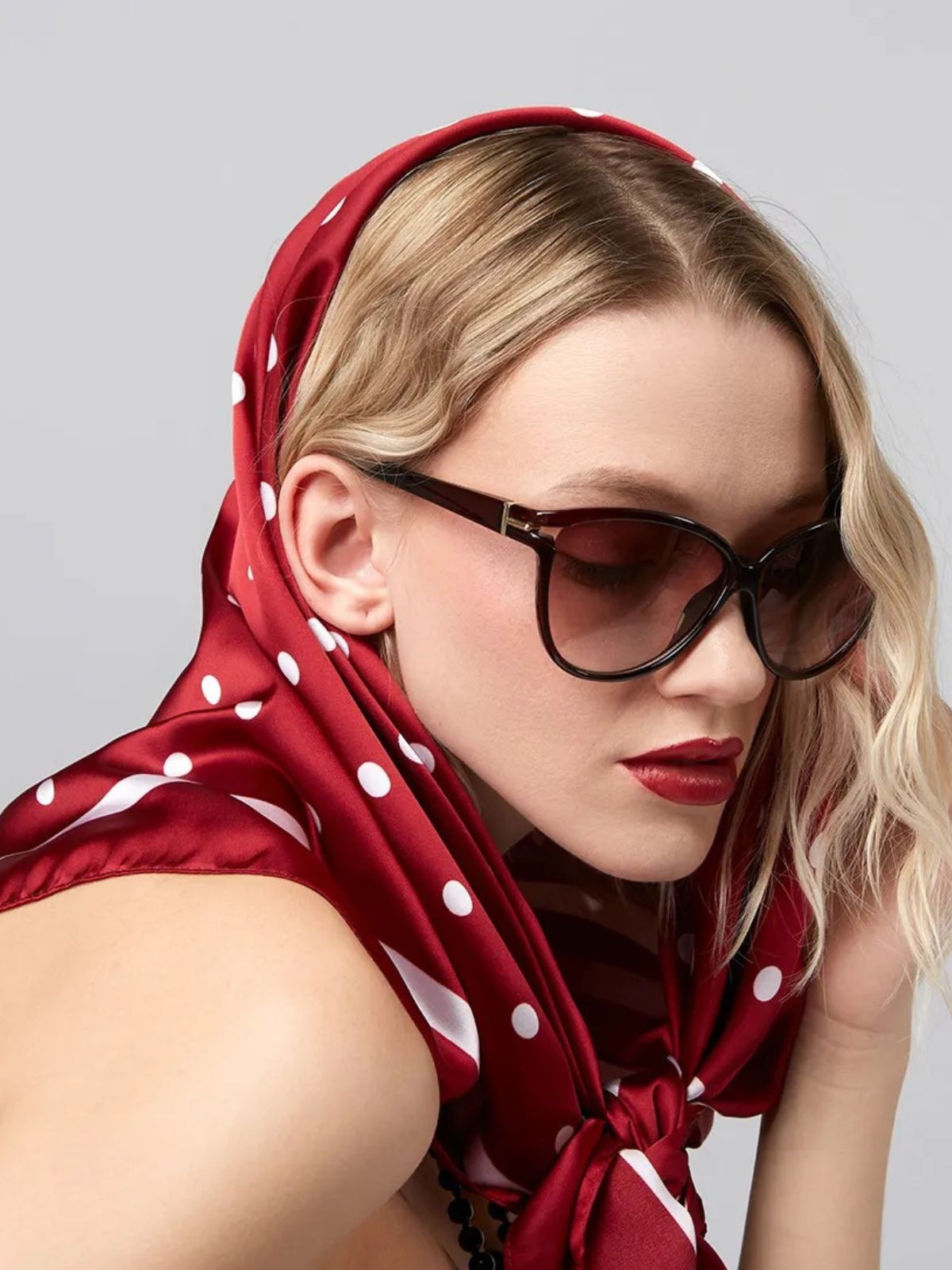 Foulard en aspect soie, rouge bordeaux à pois blancs, carré 90x90 cm, accessoire chic pour cheveux et cou, modèle Karenne - Écharpe - Bordeaux