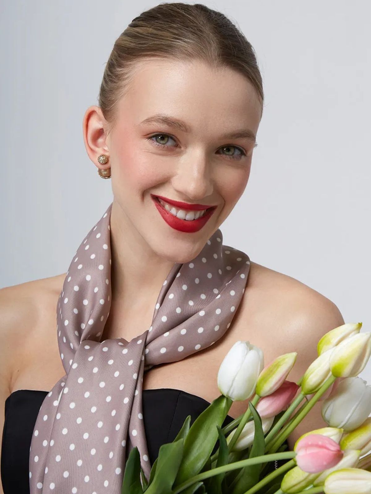 Foulard femme aspect soie, carré à pois, accessoire cheveux noué, châle léger printemps, foulard cou soyeux, modèle Kristina - Écharpe - Beige