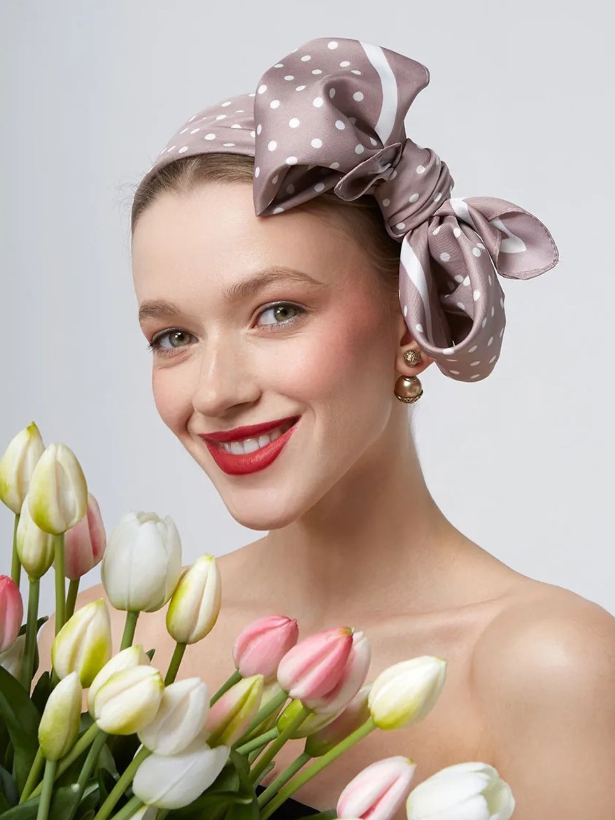 Foulard femme aspect soie, carré à pois, accessoire cheveux noué, châle léger printemps, foulard cou soyeux, modèle Kristina - Écharpe - Beige
