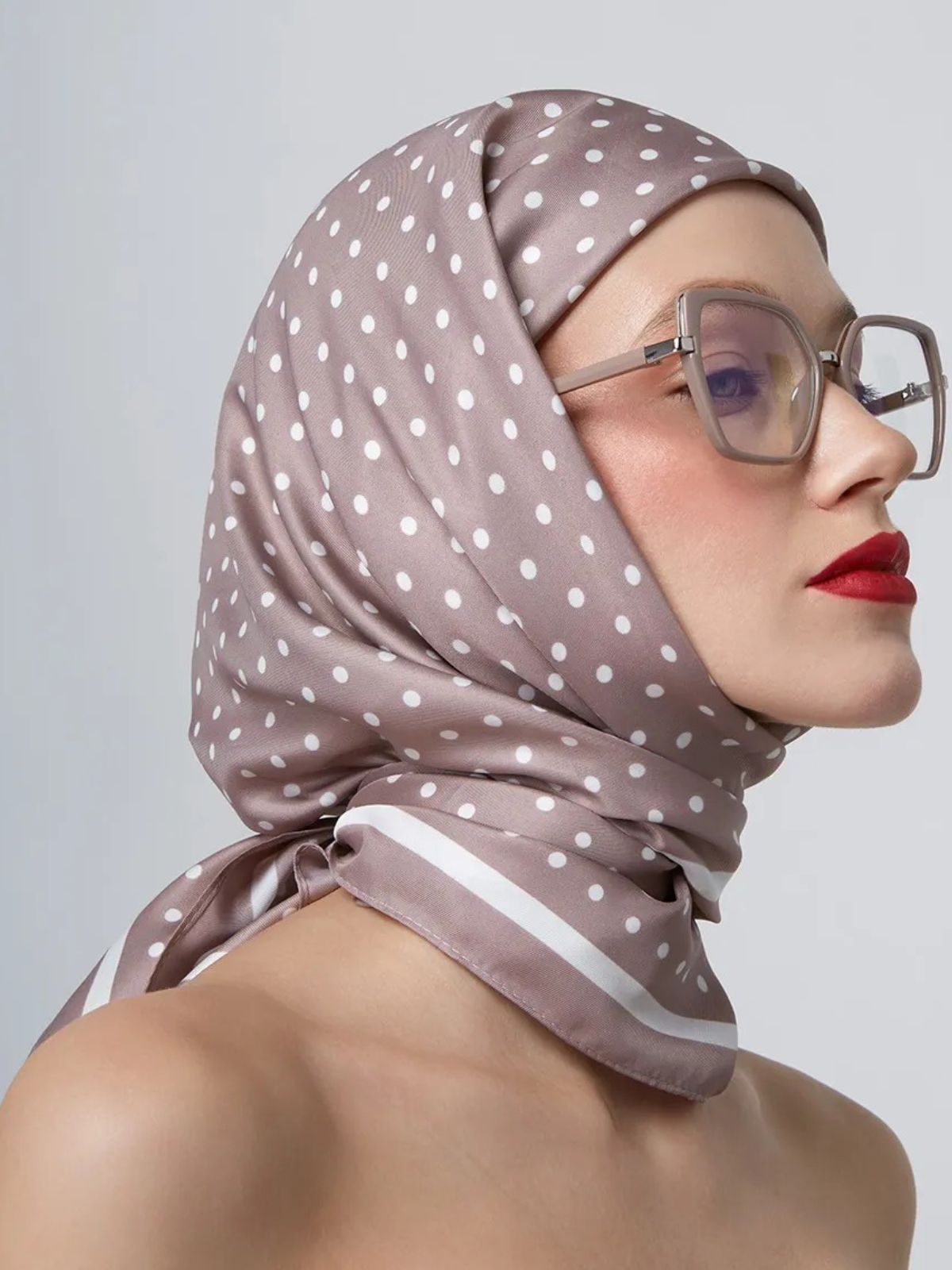Foulard femme aspect soie, carré à pois, accessoire cheveux noué, châle léger printemps, foulard cou soyeux, modèle Kristina - Écharpe - Beige