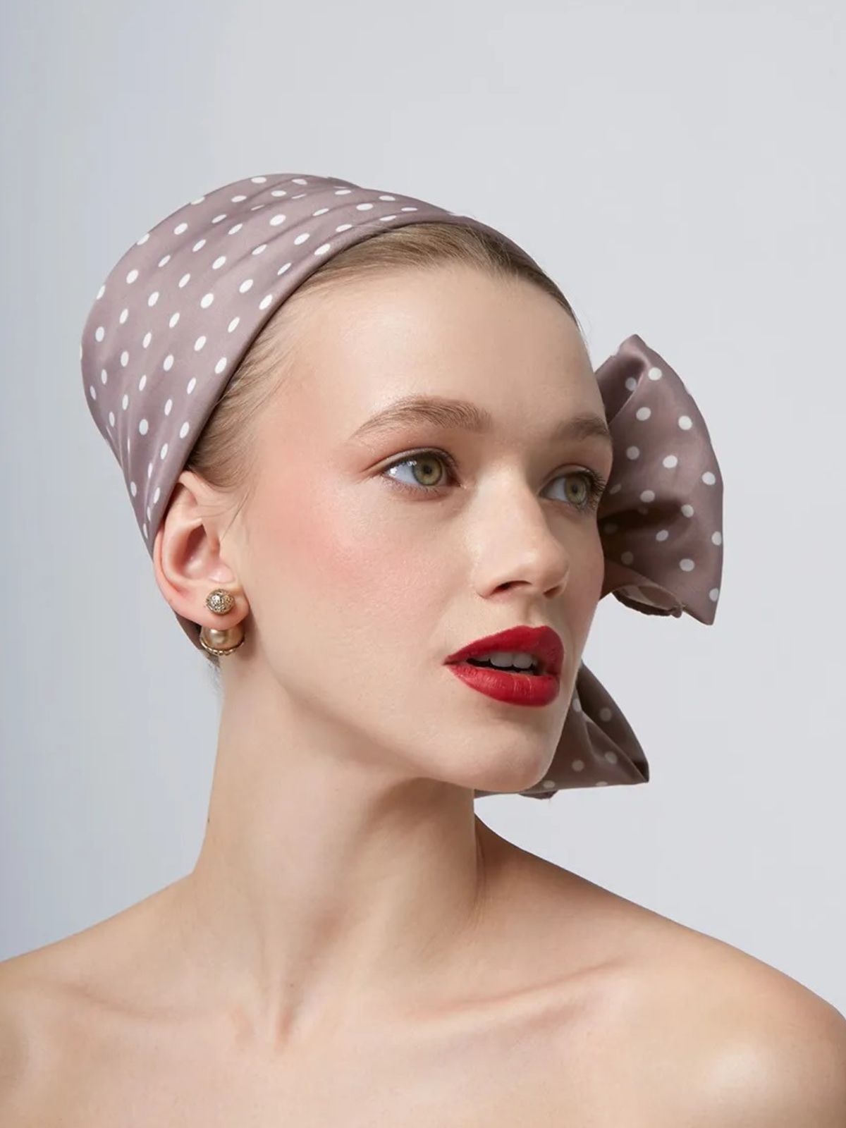 Foulard femme aspect soie, carré à pois, accessoire cheveux noué, châle léger printemps, foulard cou soyeux, modèle Kristina - Écharpe - Beige
