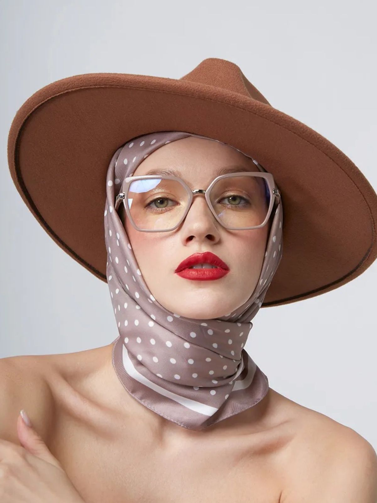 Foulard femme aspect soie, carré à pois, accessoire cheveux noué, châle léger printemps, foulard cou soyeux, modèle Kristina - Écharpe - Beige